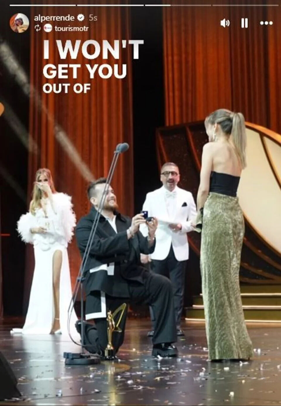 Altın Kelebek Ödül Töreni'nde ödül aldı! Alper Rende'den sürpriz evlilik teklifi - 3. Resim