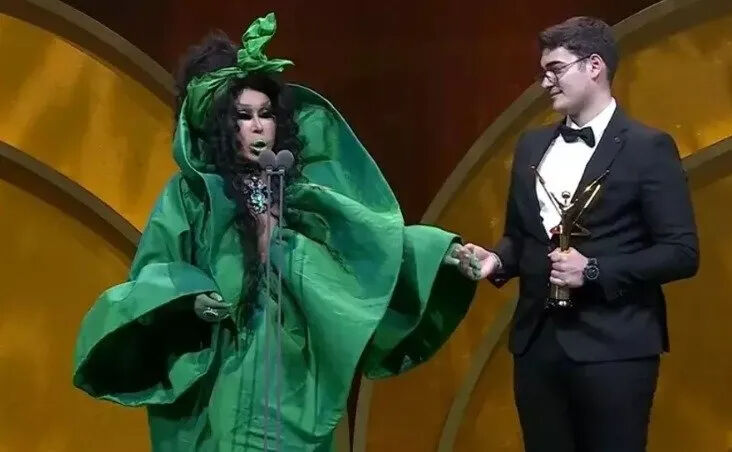 Bülent Ersoy'un törende giydiği elbise sosyal medyanın diline düştü! Bir bakan bir daha baktı Bülent Ersoy'un törende giydiği elbise sosyal medyanın diline düştü! Bir bakan bir daha baktı - 3. Resim