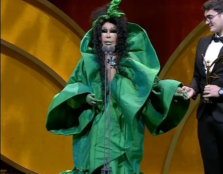 Bülent Ersoy'un törende giydiği elbise sosyal medyanın diline düştü! Bir bakan bir daha baktı Bülent Ersoy'un törende giydiği elbise sosyal medyanın diline düştü! Bir bakan bir daha baktı - 2. Resim