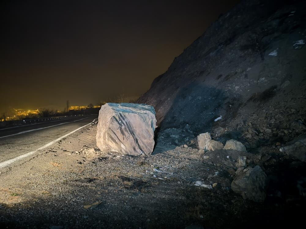 Erzurum-Artvin yolunda ulaşıma heyelan engeli! - 1. Resim