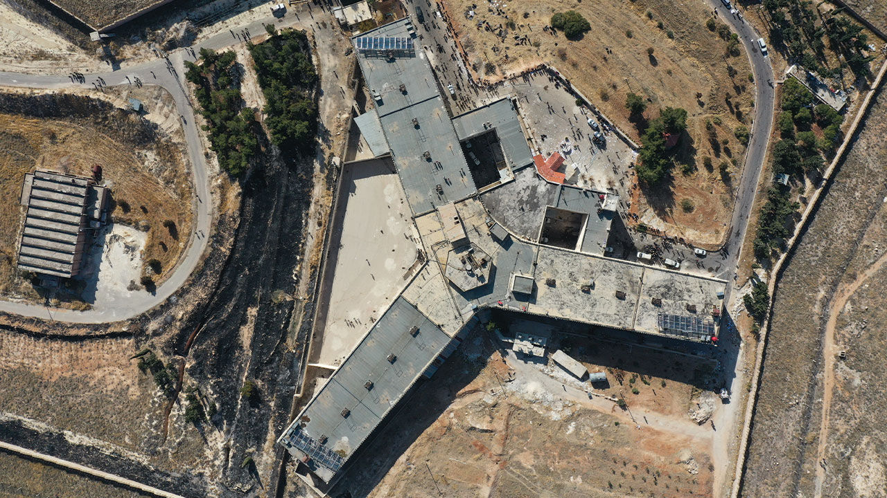 Esad rejiminin pres makinesi ile tutsakları katlettiği hapishanenin görüntüleri olay oldu - 1. Resim