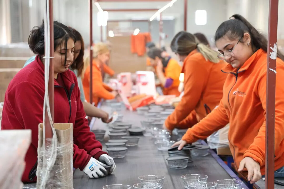 Eşinin 1 adet bileziğini bozdurarak iş kurdu! Şimdi paraya para demiyor, fabrikasında 750 kişi çalışıyor - 1. Resim