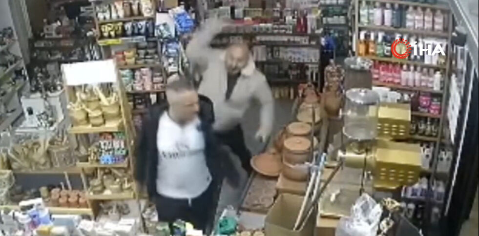 İstanbul'da aktardan parfüm çalan kişi beyzol sopasıyla dayak yedi - 2. Resim