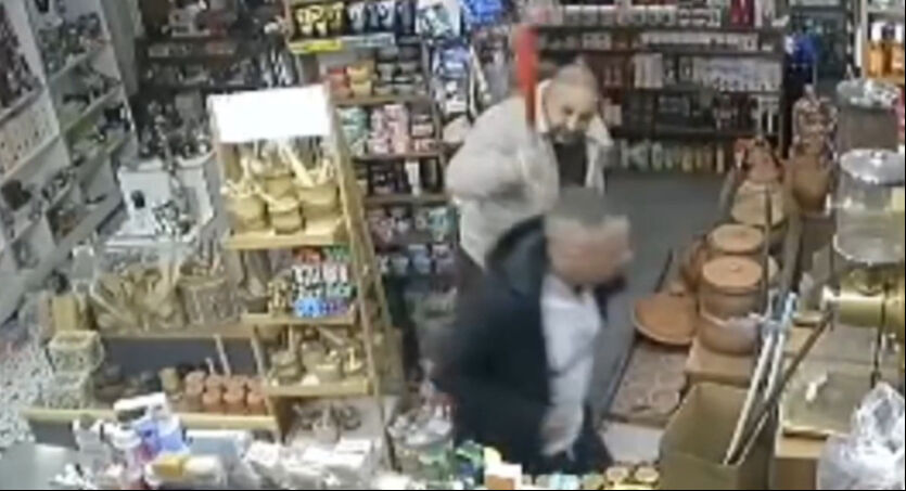 İstanbul'da aktardan parfüm çalan kişi beyzol sopasıyla dayak yedi - 3. Resim