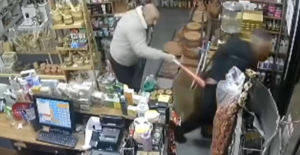 İstanbul'da aktardan parfüm çalan kişi beyzol sopasıyla dayak yedi - 1. Resim