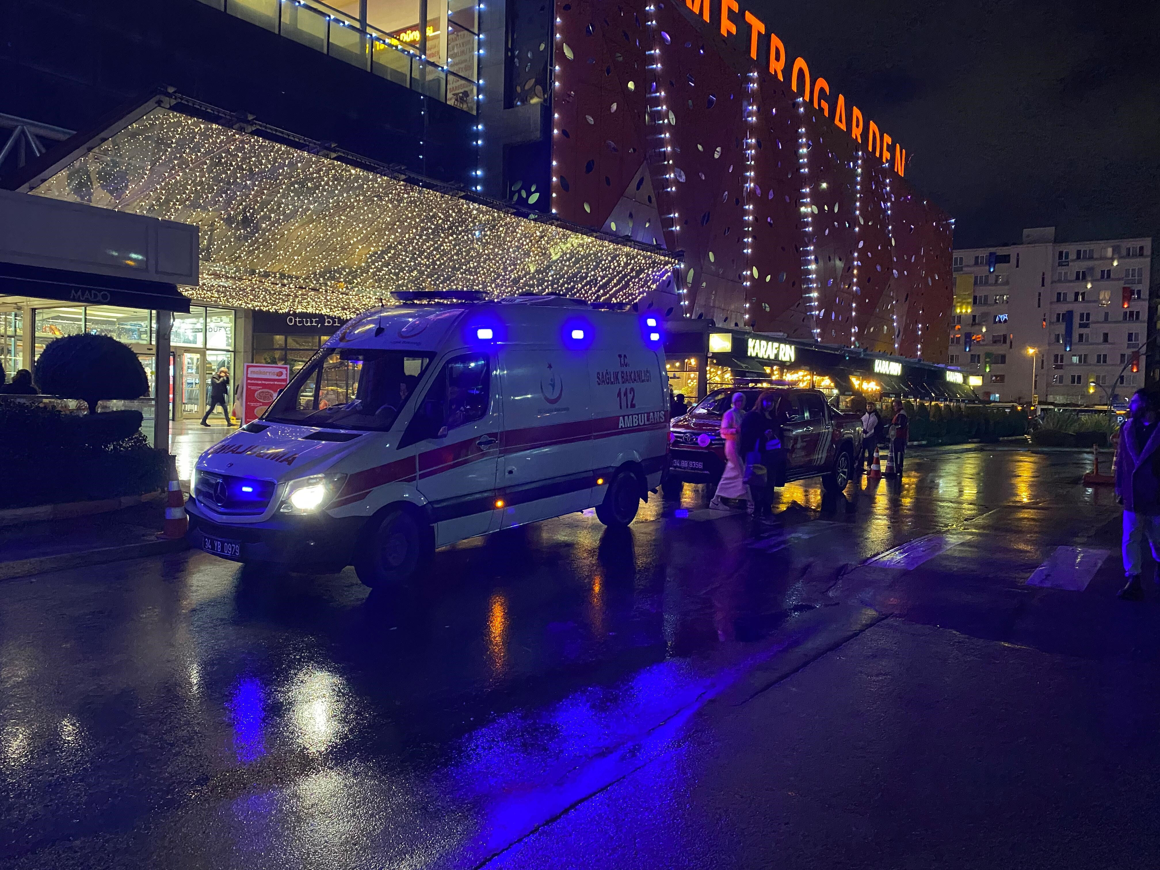 İstanbul'da AVM yangını! Girişler kapatıldı, 112 ekipleri olay yerinde İstanbul'da AVM yangını! Girişler kapatıldı, 112 ekipleri olay yerinde - 2. Resim