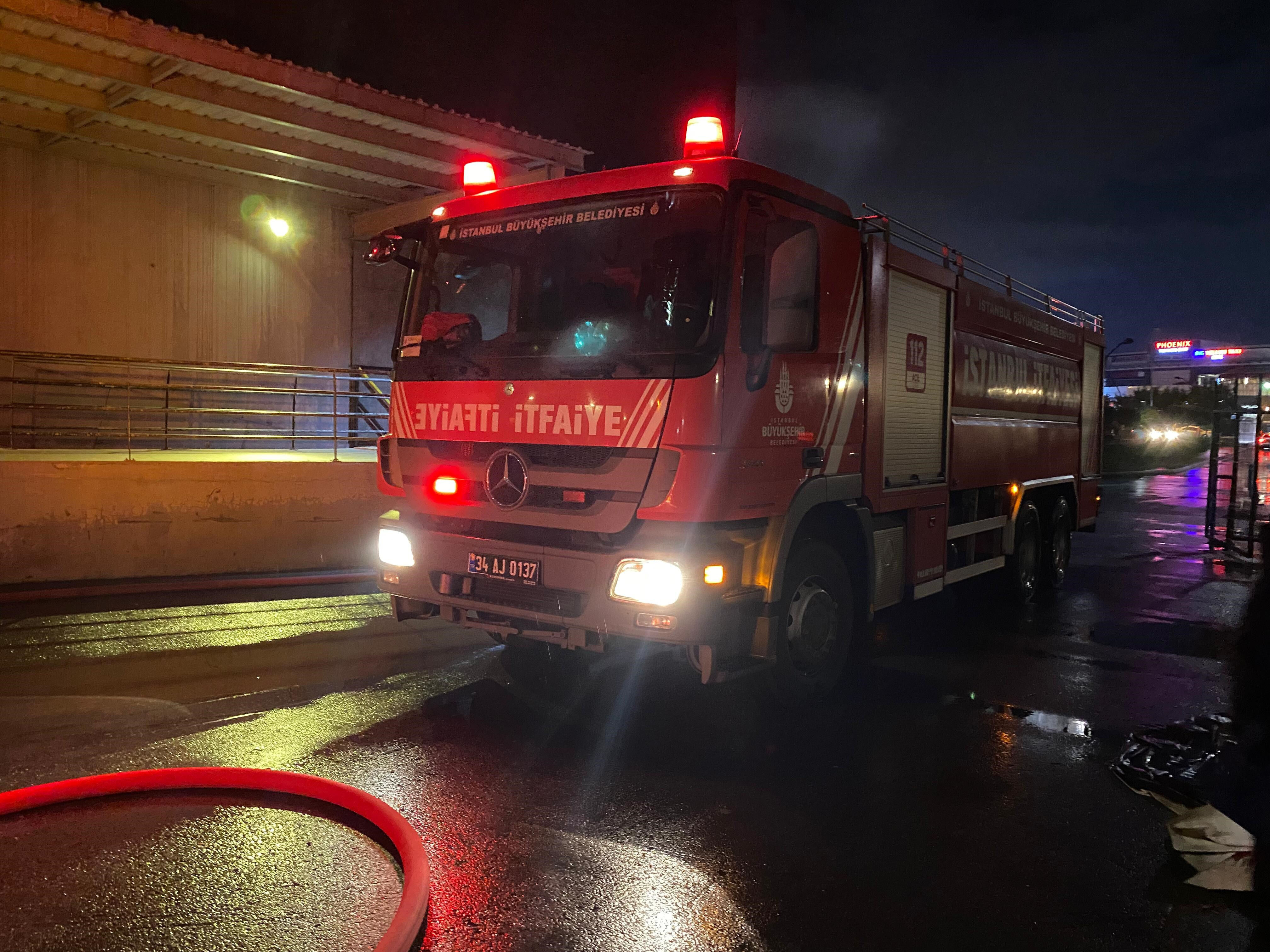 İstanbul'da AVM yangını! Girişler kapatıldı, 112 ekipleri olay yerinde İstanbul'da AVM yangını! Girişler kapatıldı, 112 ekipleri olay yerinde - 1. Resim