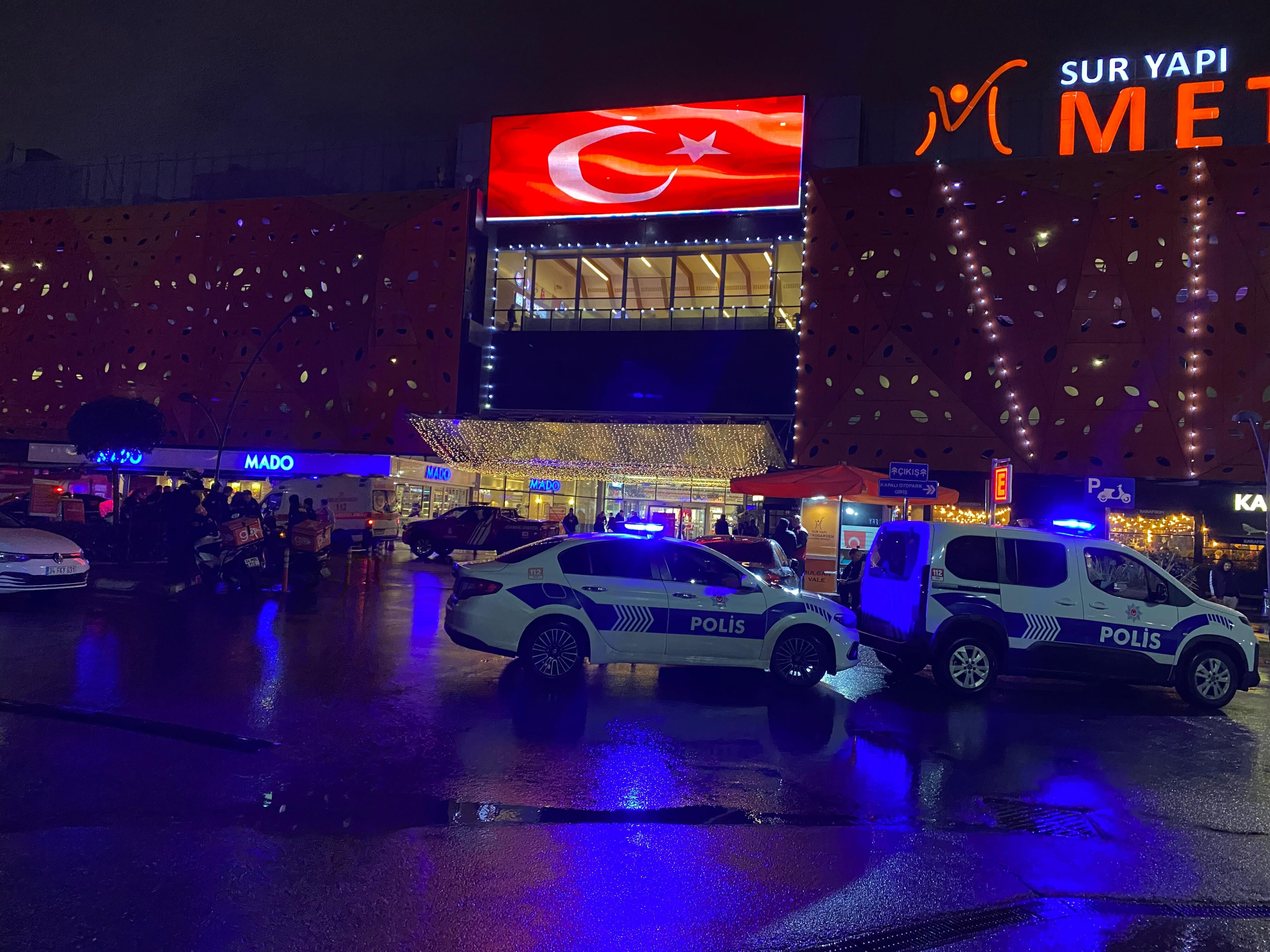 İstanbul'da AVM yangını! Girişler kapatıldı, 112 ekipleri olay yerinde İstanbul'da AVM yangını! Girişler kapatıldı, 112 ekipleri olay yerinde - 3. Resim