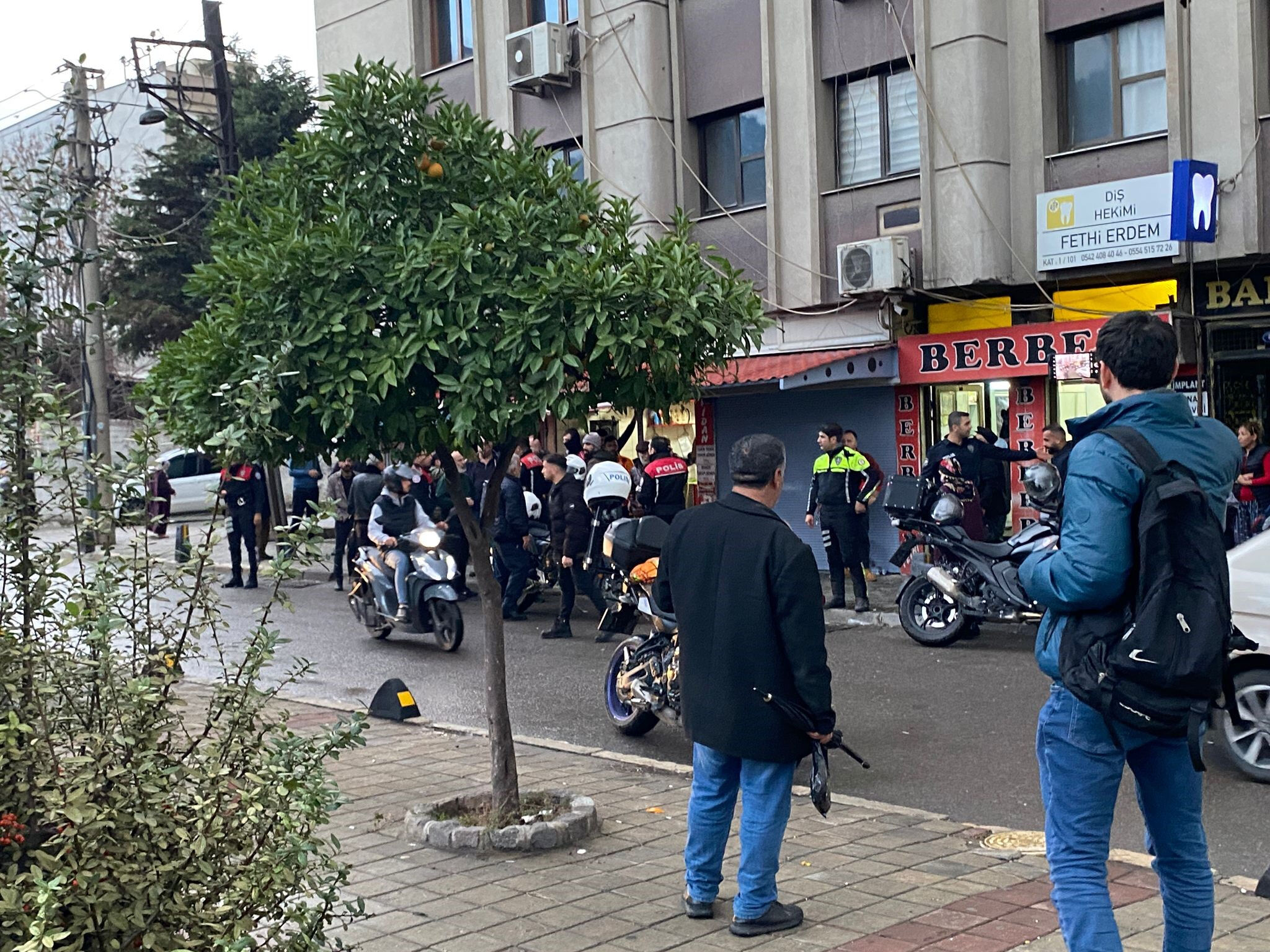 İzmir'de berbere silahlı saldırı! Adeta kurşuna dizdi, 4 yerinden vurup kaçtı - 2. Resim