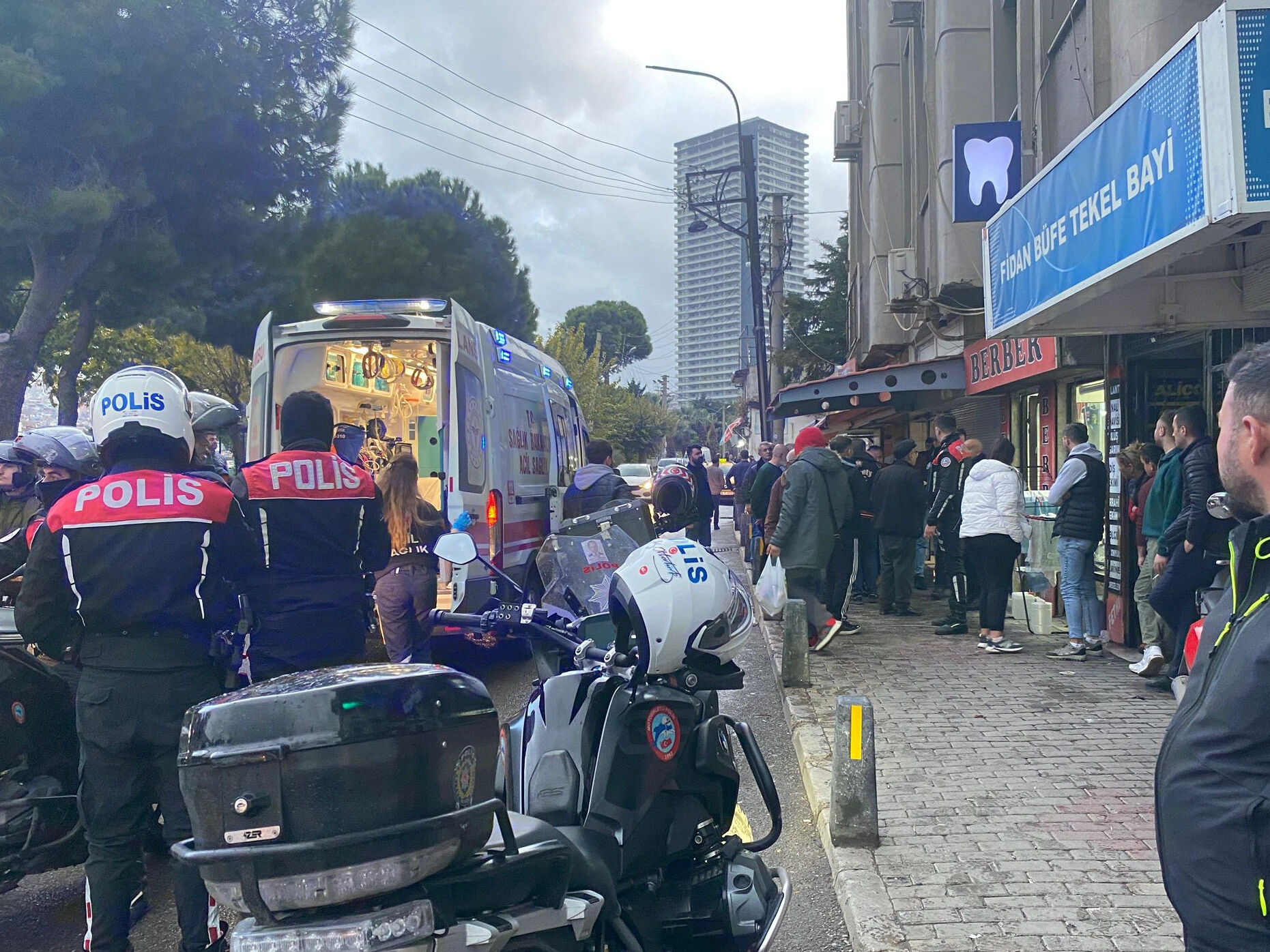 İzmir'de silahlı saldırı! Annesinin birlikte olduğu berberi 4 yerinden vurup kaçtı İzmir'de silahlı saldırı! Annesinin birlikte olduğu berberi 4 yerinden vurup kaçtı - 1. Resim