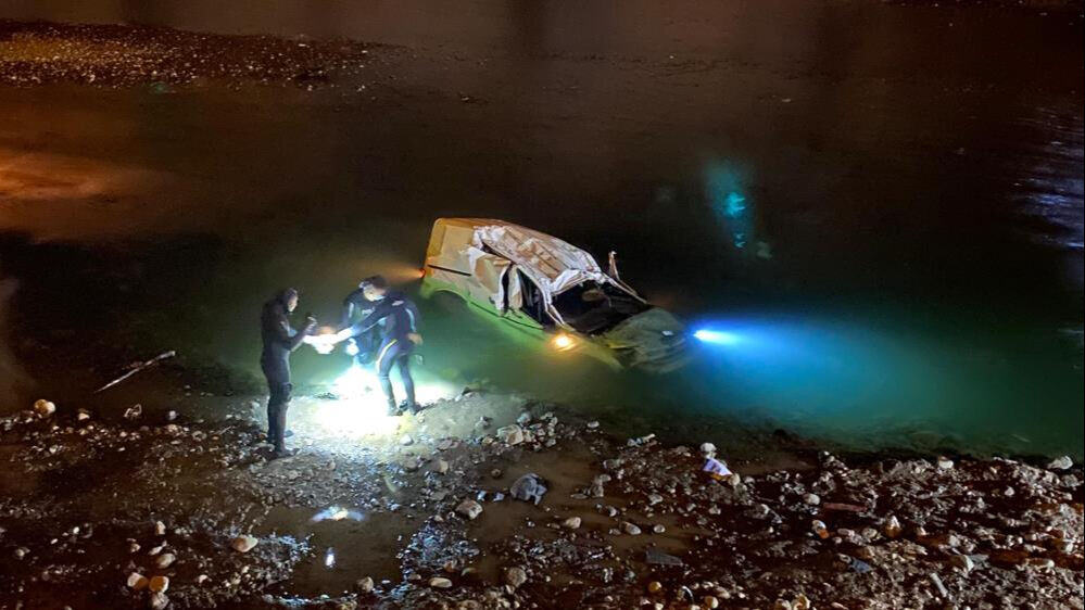 Kadın sürücünün kontrolünden çıkan araç dereye uçtu: Ölü ve yaralılar var - 2. Resim