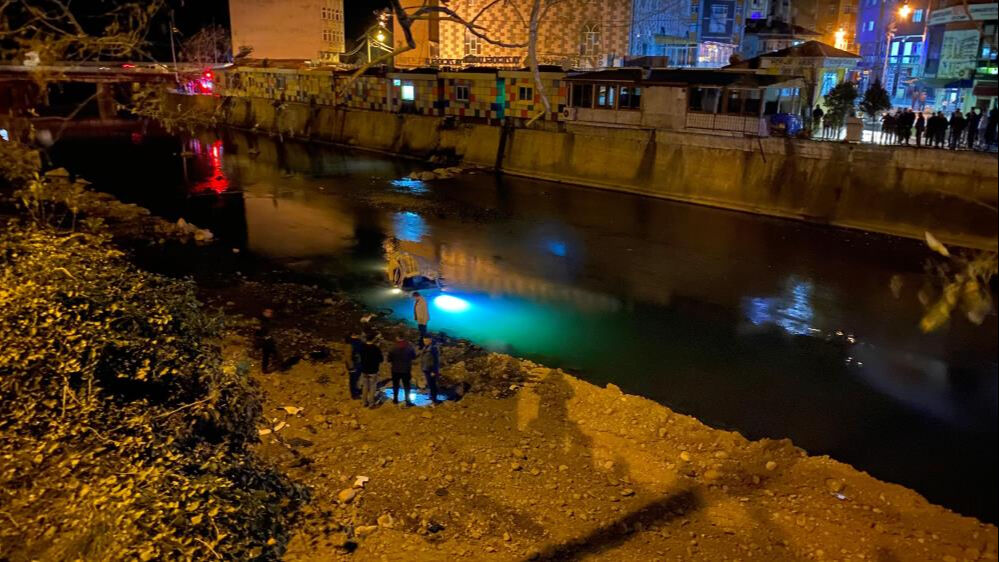 Kadın sürücünün kontrolünden çıkan araç dereye uçtu: Ölü ve yaralılar var - 1. Resim