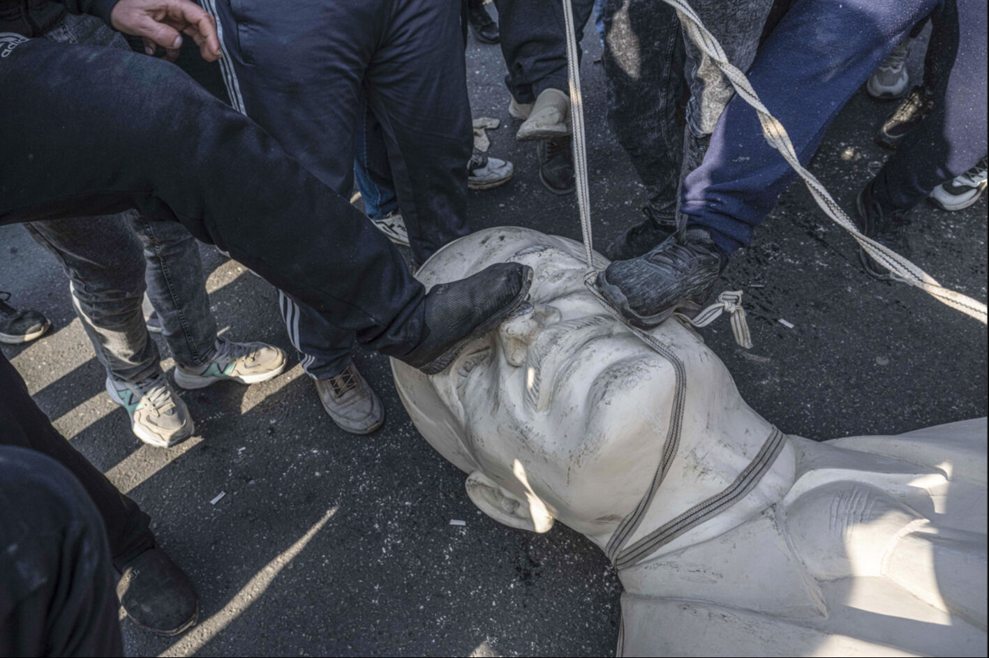 Suriye’de Esad'ın devrilmesiyle halk sokağa döküldü: Heykelleri bir bir yıkılıyor - 2. Resim