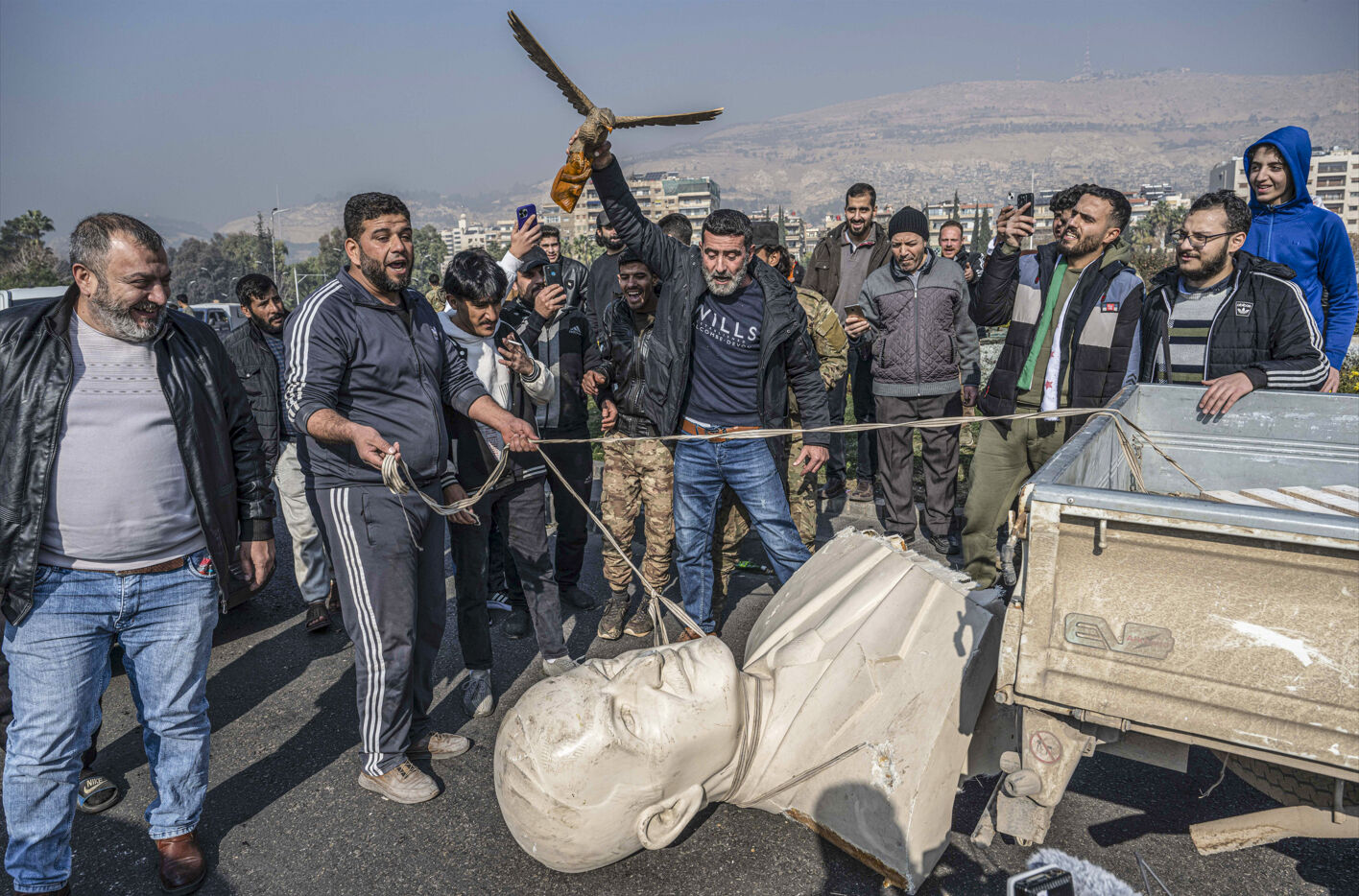 Suriye’de Esad'ın devrilmesiyle halk sokağa döküldü: Heykelleri bir bir yıkılıyor - 1. Resim