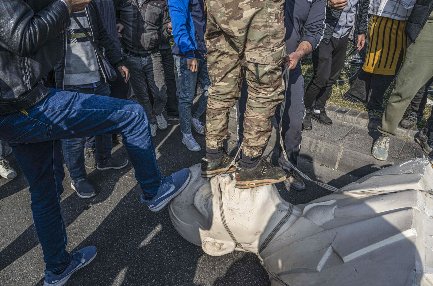 Suriye’de Esad'ın devrilmesiyle halk sokağa döküldü: Heykelleri bir bir yıkılıyor - 3. Resim