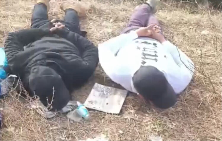 Suriyeli muhalifler, ülkeden kaçmak isteyen Esad askerlerini yakaladı Suriyeli muhalifler, ülkeden kaçmak isteyen Esad askerlerini yakaladı - 3. Resim