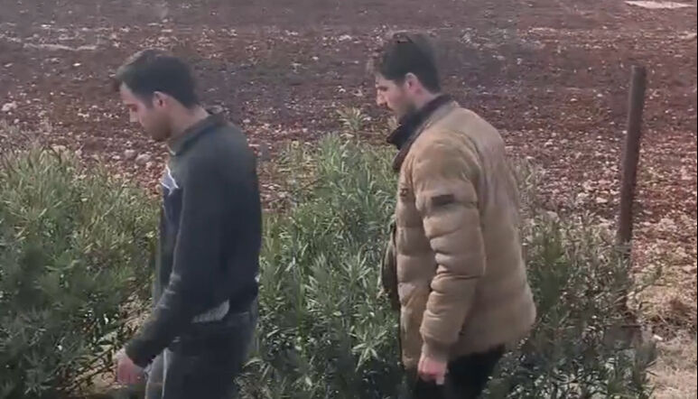 Suriyeli muhalifler, ülkeden kaçmak isteyen Esad askerlerini yakaladı Suriyeli muhalifler, ülkeden kaçmak isteyen Esad askerlerini yakaladı - 1. Resim