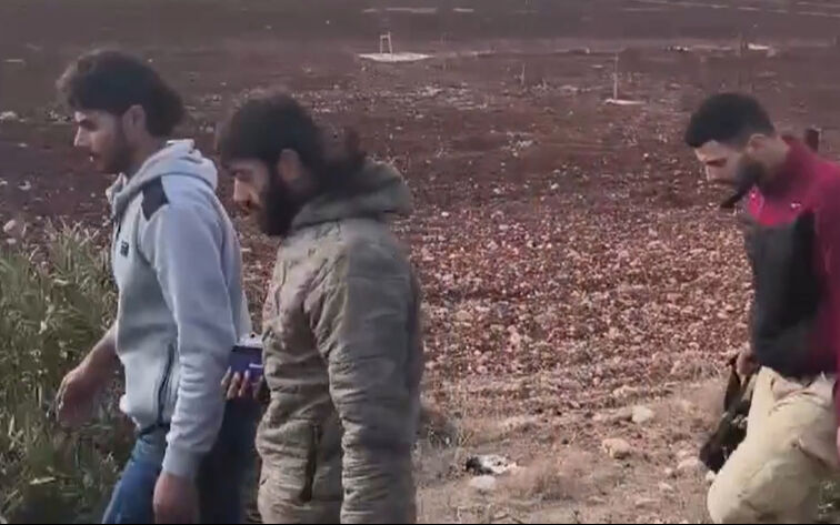 Suriyeli muhalifler, ülkeden kaçmak isteyen Esad askerlerini yakaladı Suriyeli muhalifler, ülkeden kaçmak isteyen Esad askerlerini yakaladı - 2. Resim