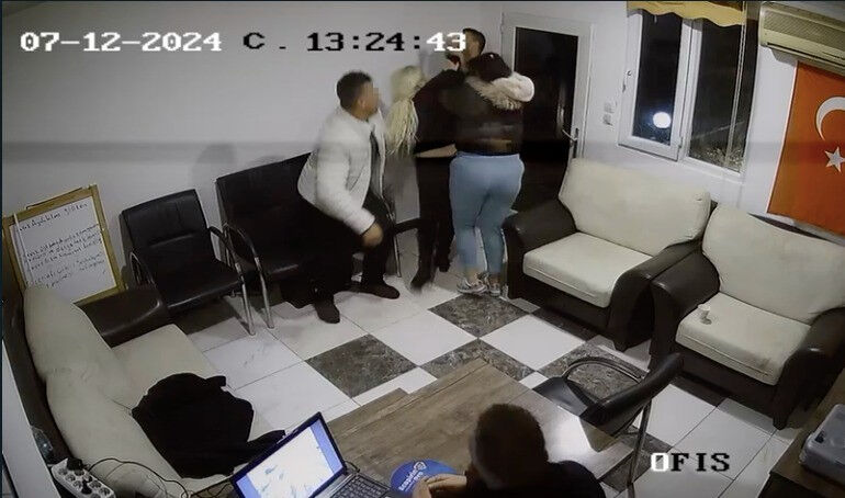 8 yaşındaki çocuğa istismar! Öfkeli anne şüpheliyi tekme tokat dövdü - 1. Resim