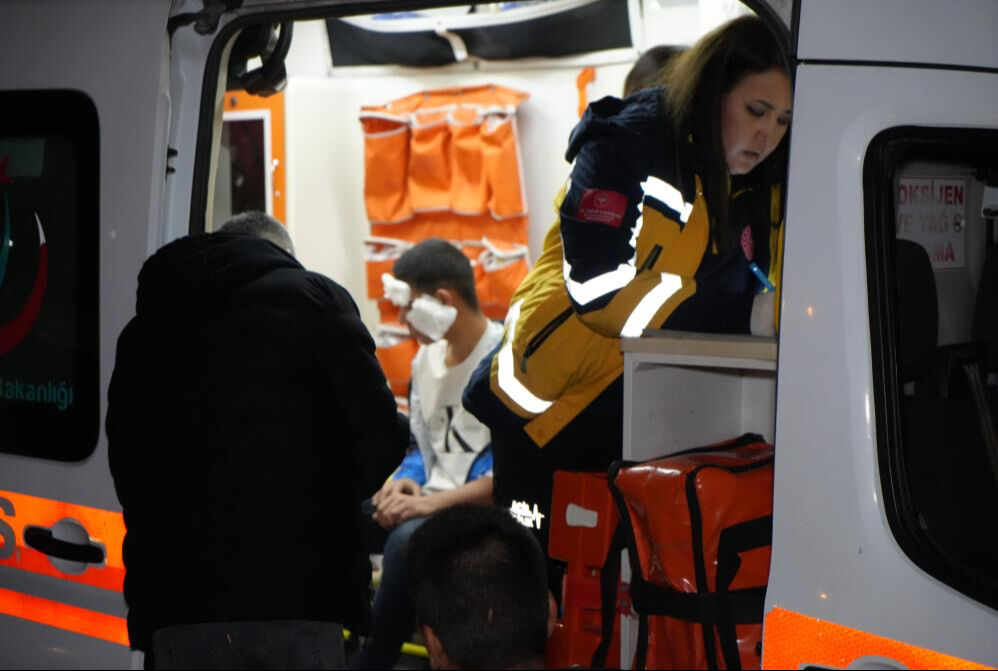 Bomba gibi patladı, vatandaşlar paniğe kapıldı! Yaralılar var... - 2. Resim