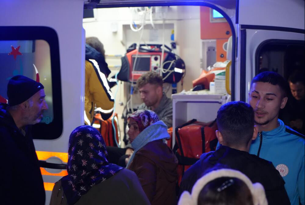 Bomba gibi patladı, vatandaşlar paniğe kapıldı! Yaralılar var... - 1. Resim