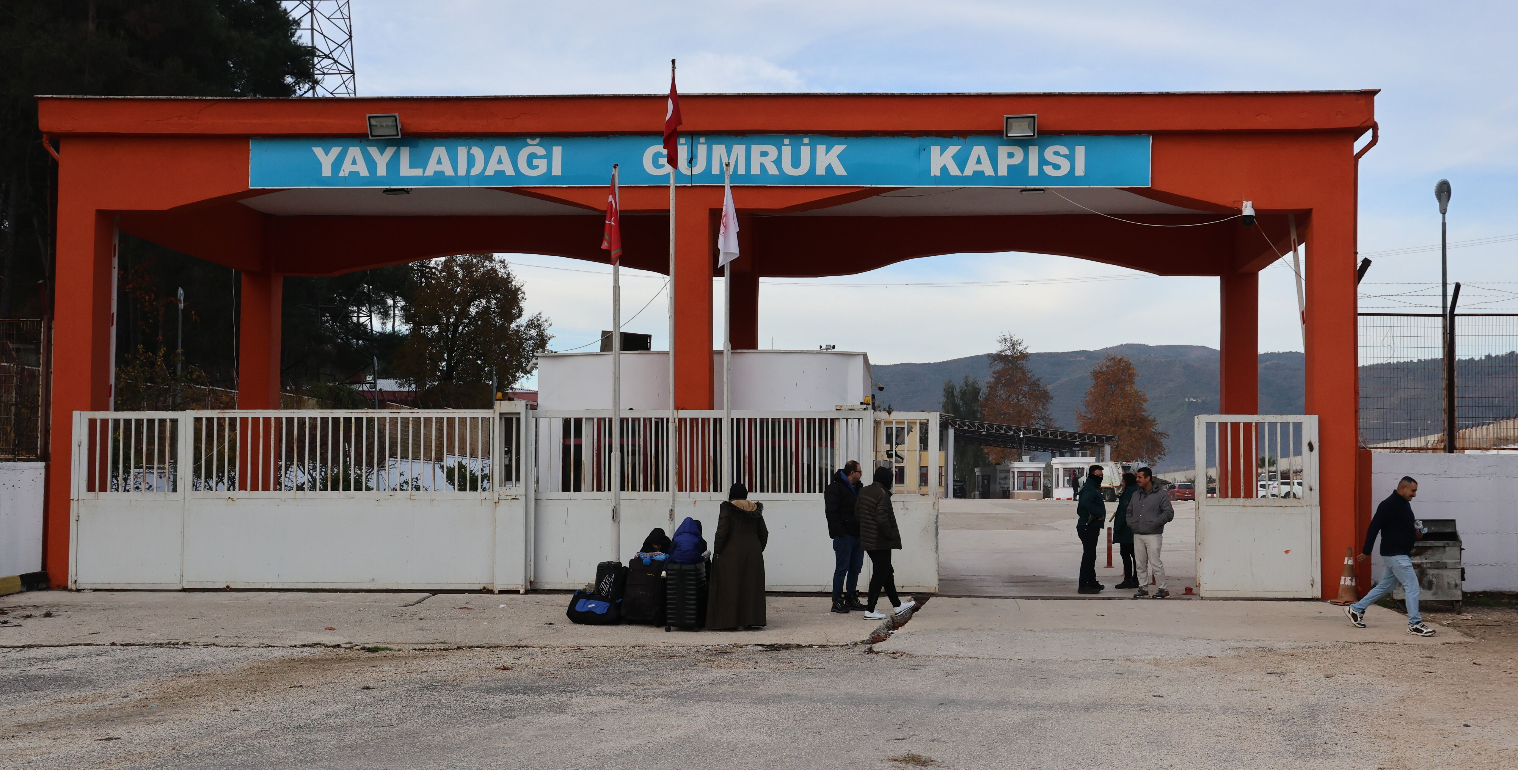 Cumhurbaşkanı Erdoğan duyurmuştu! Yayladağı Gümrük Kapısı’ndan geçişler başladı Cumhurbaşkanı Erdoğan duyurmuştu! Yayladağı Gümrük Kapısı’ndan geçişler başladı - 2. Resim