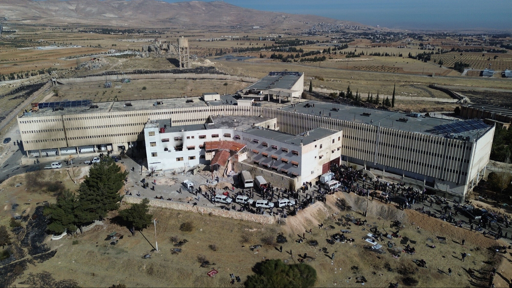 Devrik Esad rejimin ölüm kampı! Sednaya Hapishanesi'ndeki pres makinaları görüntülendi - 1. Resim