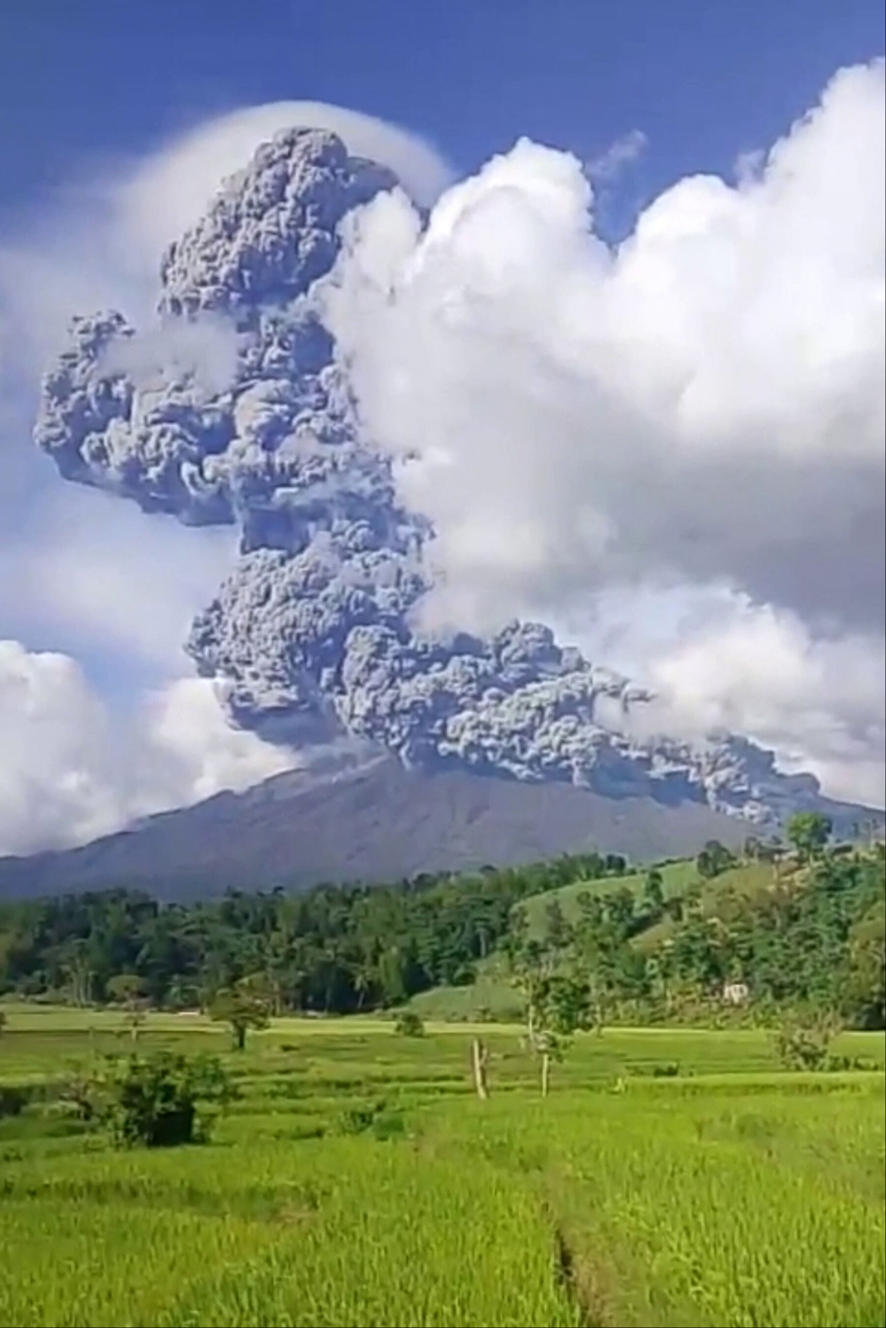 Filipinler'deki Kanlaon Yanardağı'nda patlama! Etraftakiler tahliye edildi Filipinler'deki Kanlaon Yanardağı'nda patlama! Etraftakiler tahliye edildi - 1. Resim