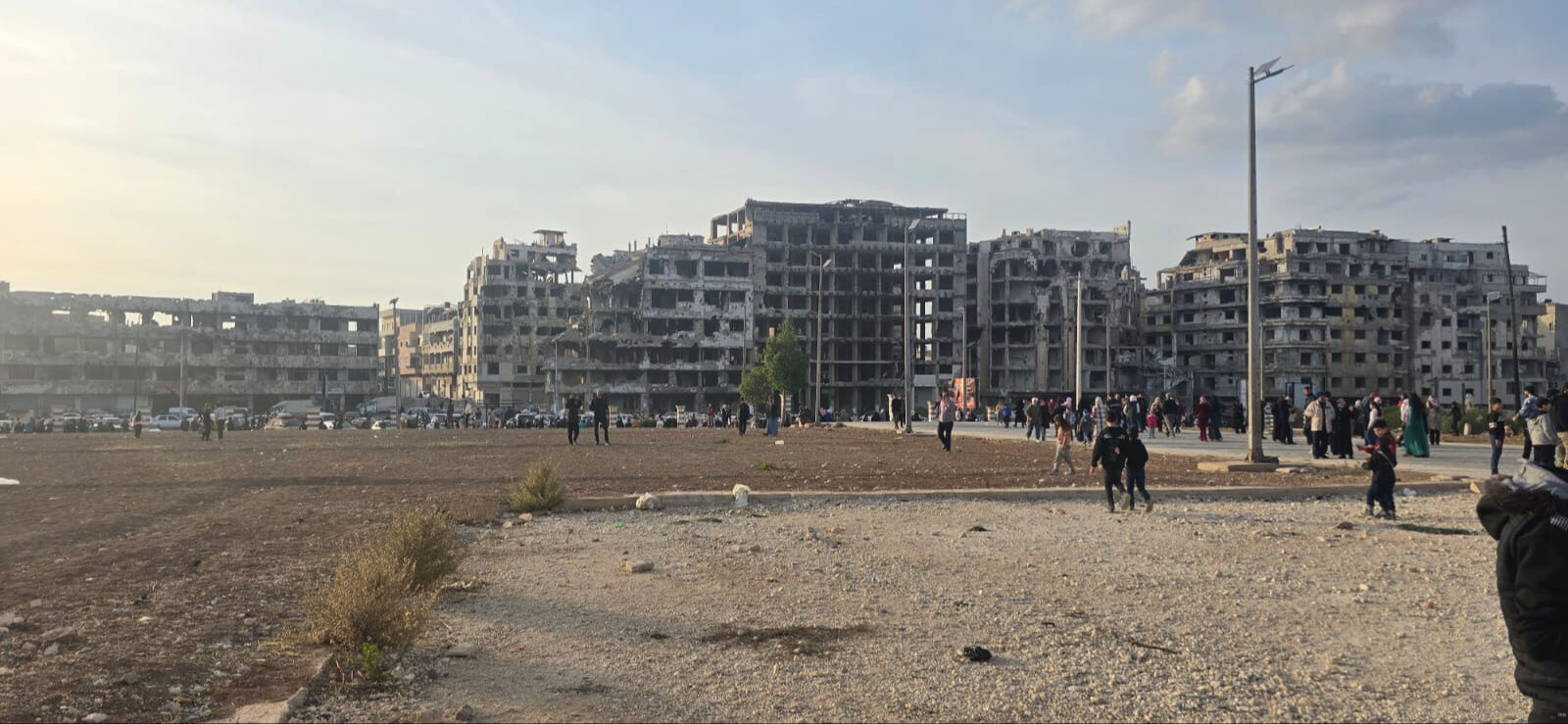 Humus'ta Halid Bin Velid Türbesi dolup taştı! Suriyeliler tarihi yerlere akın ediyor Humus'ta Halid Bin Velid Türbesi dolup taştı! Suriyeliler tarihi yerlere akın ediyor - 1. Resim