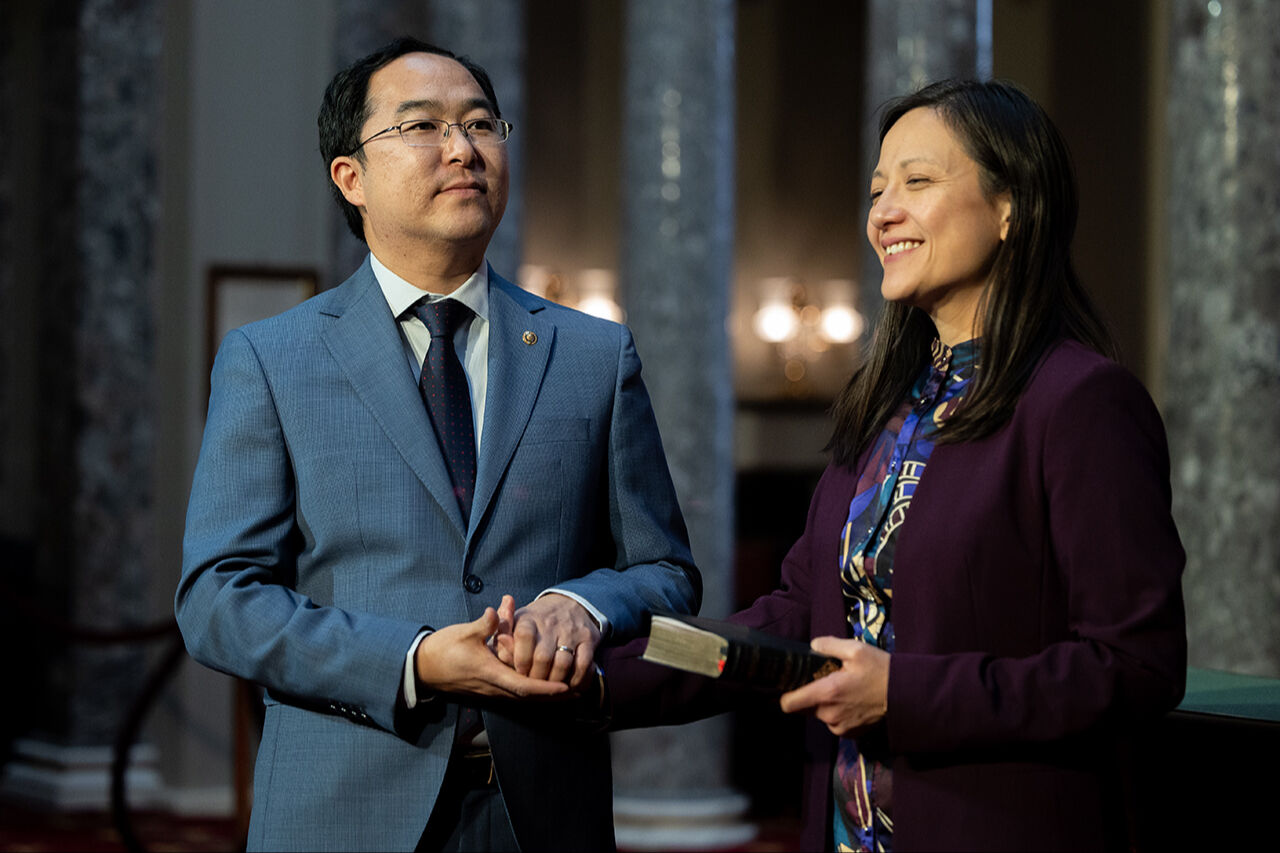İncil'e el basarak yemin ettiler! ABD tarihinin ilk Koreli senatörü Andy Kim göreve başladı - 2. Resim
