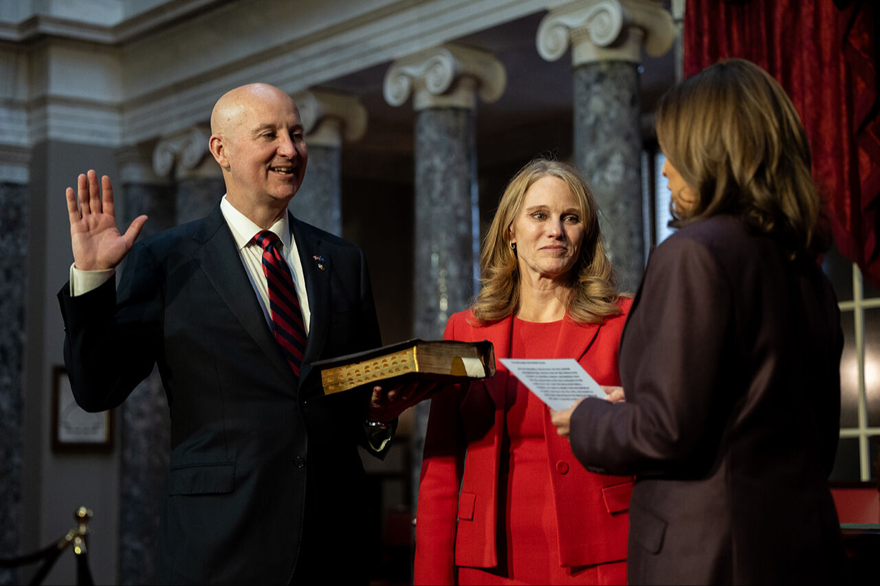 İncil'e el basarak yemin ettiler! ABD tarihinin ilk Koreli senatörü Andy Kim göreve başladı - 4. Resim