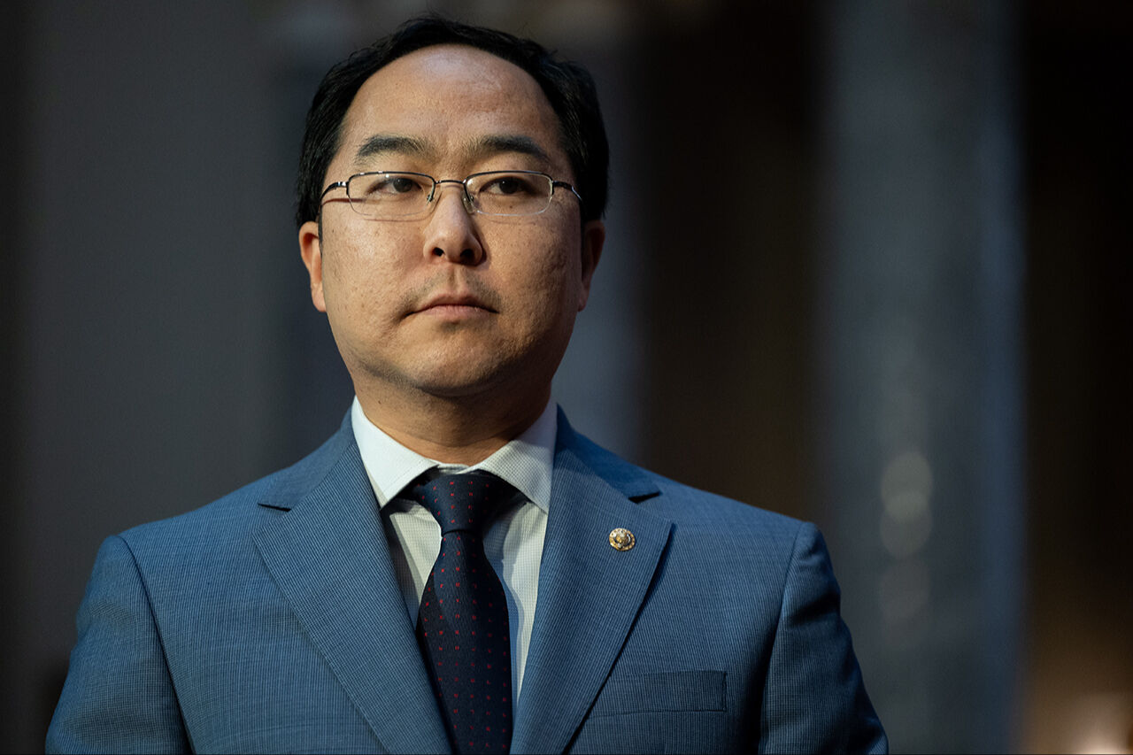 İncil'e el basarak yemin ettiler! ABD tarihinin ilk Koreli senatörü Andy Kim göreve başladı - 3. Resim