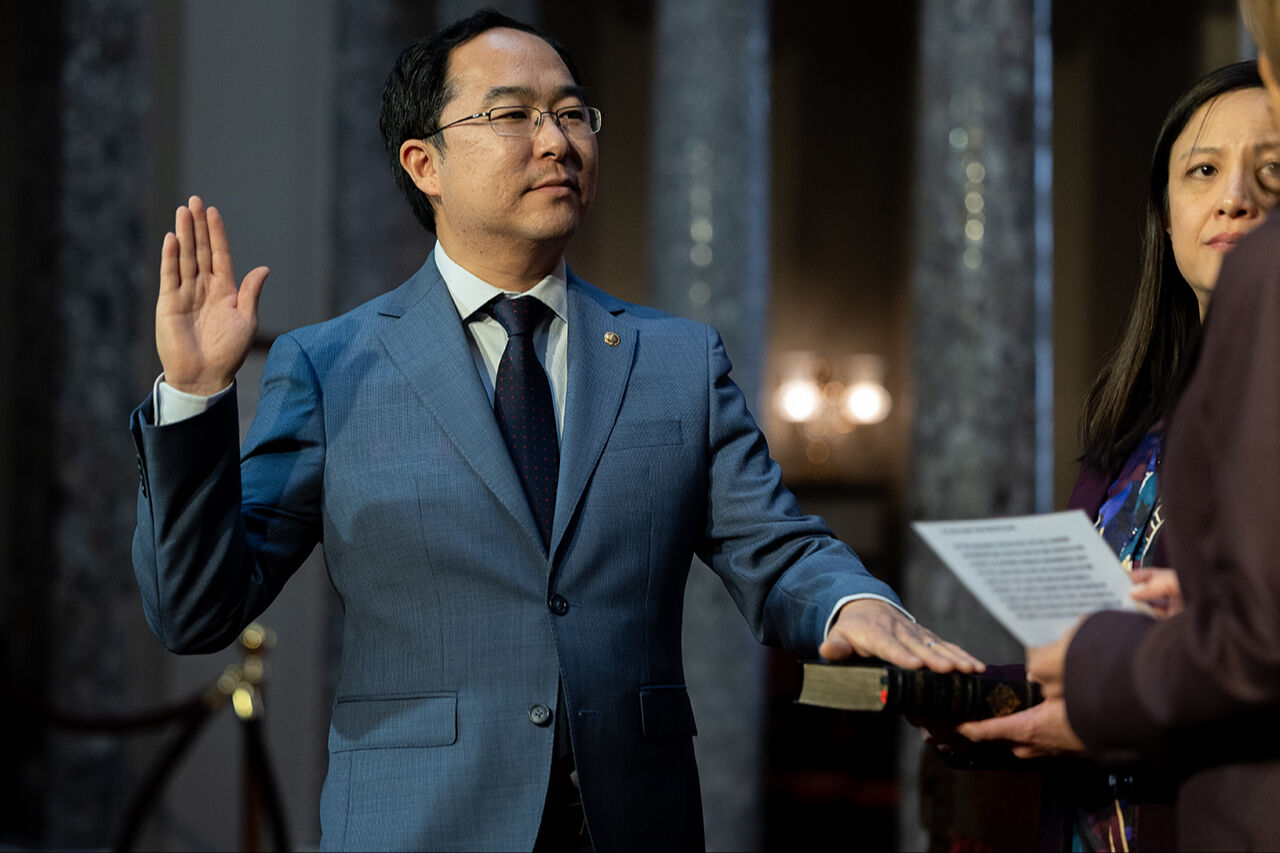 İncil'e el basarak yemin ettiler! ABD tarihinin ilk Koreli senatörü Andy Kim göreve başladı - 1. Resim