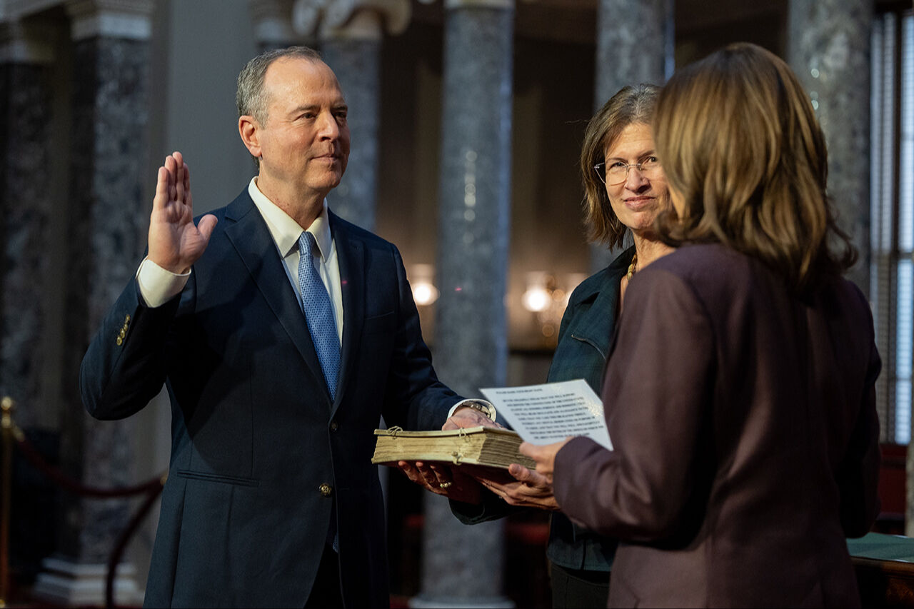 İncil'e el basarak yemin ettiler! ABD tarihinin ilk Koreli senatörü Andy Kim göreve başladı - 5. Resim
