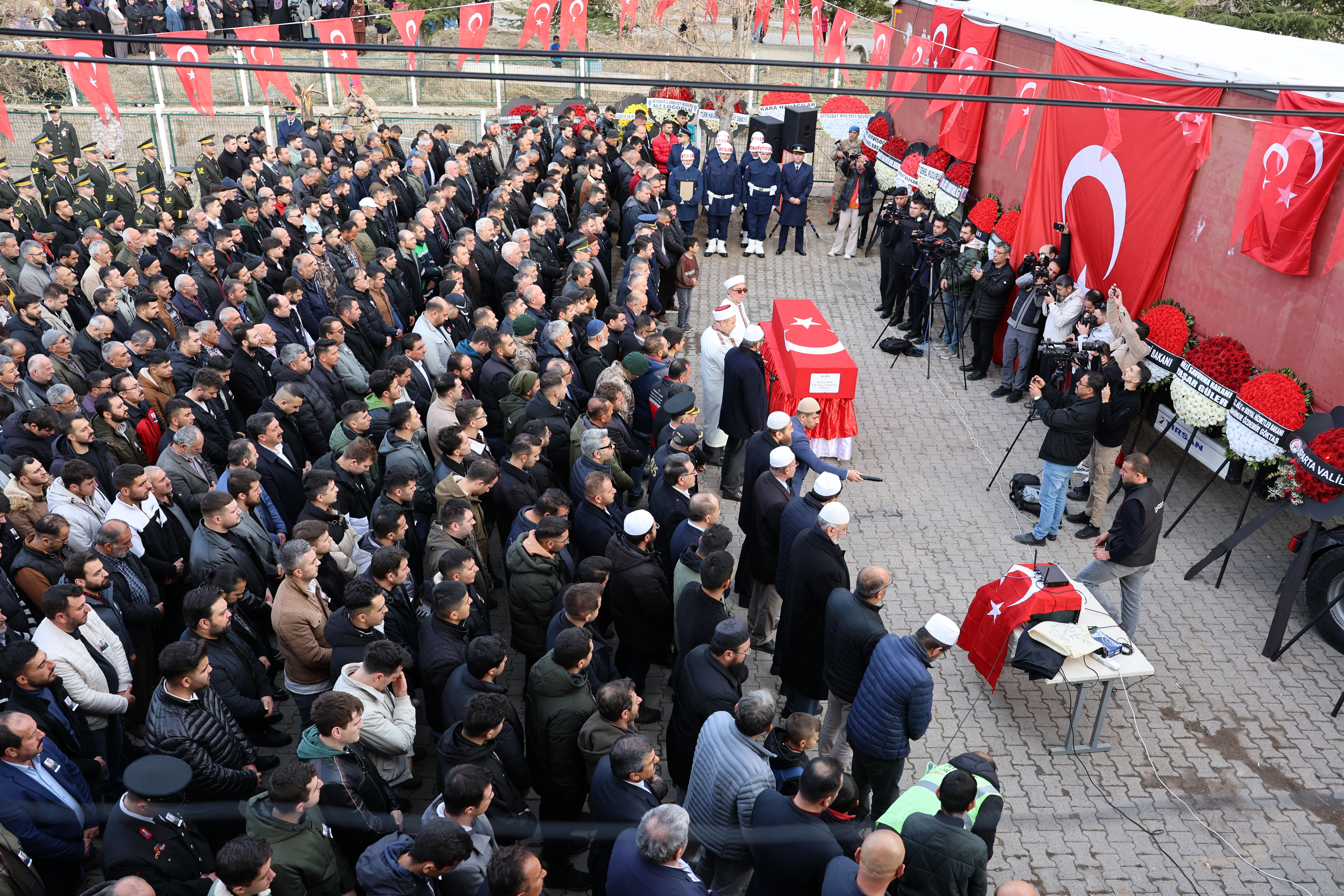 Isparta şehitlerine veda! Binlerce kişi törenlere akın etti - 3. Resim