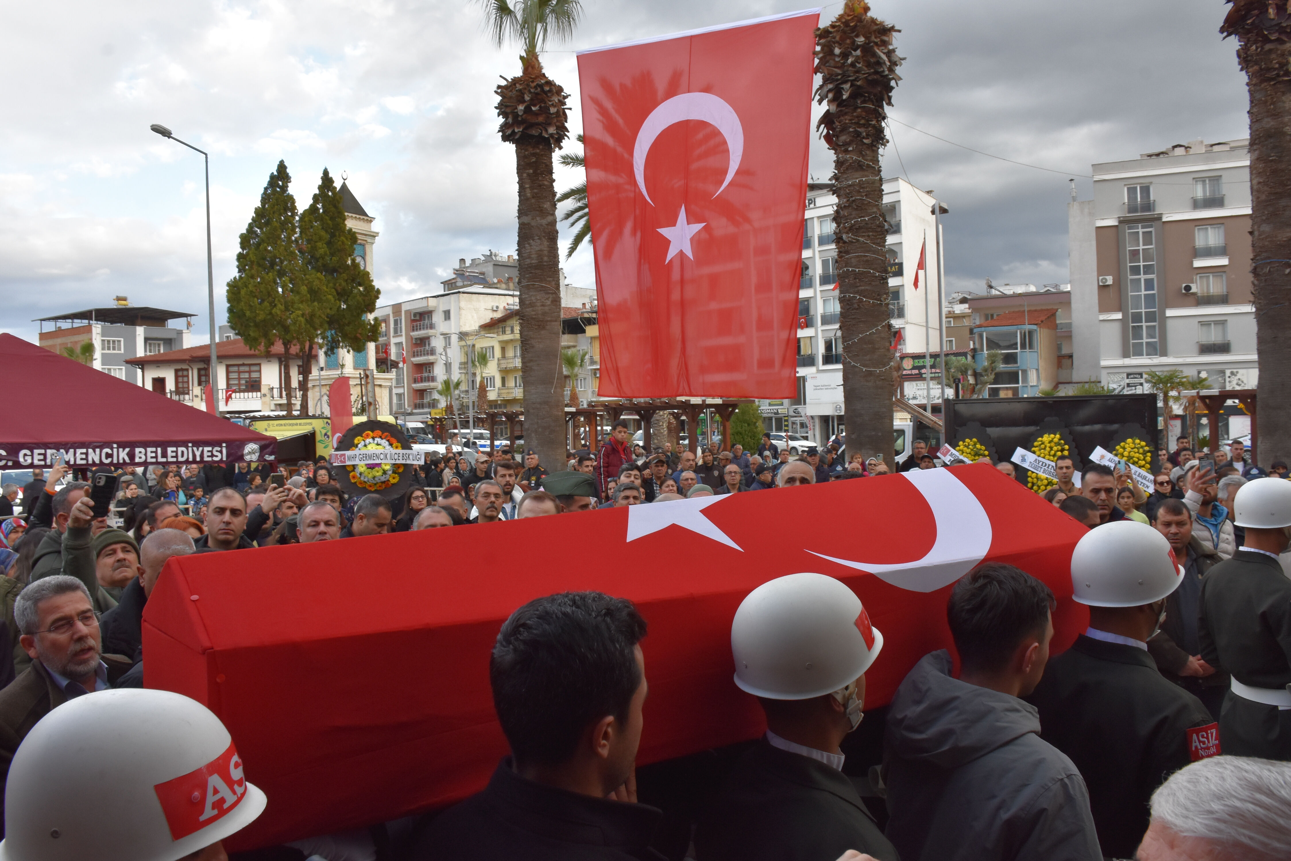 Isparta şehitlerine veda! Binlerce kişi törenlere akın etti - 5. Resim