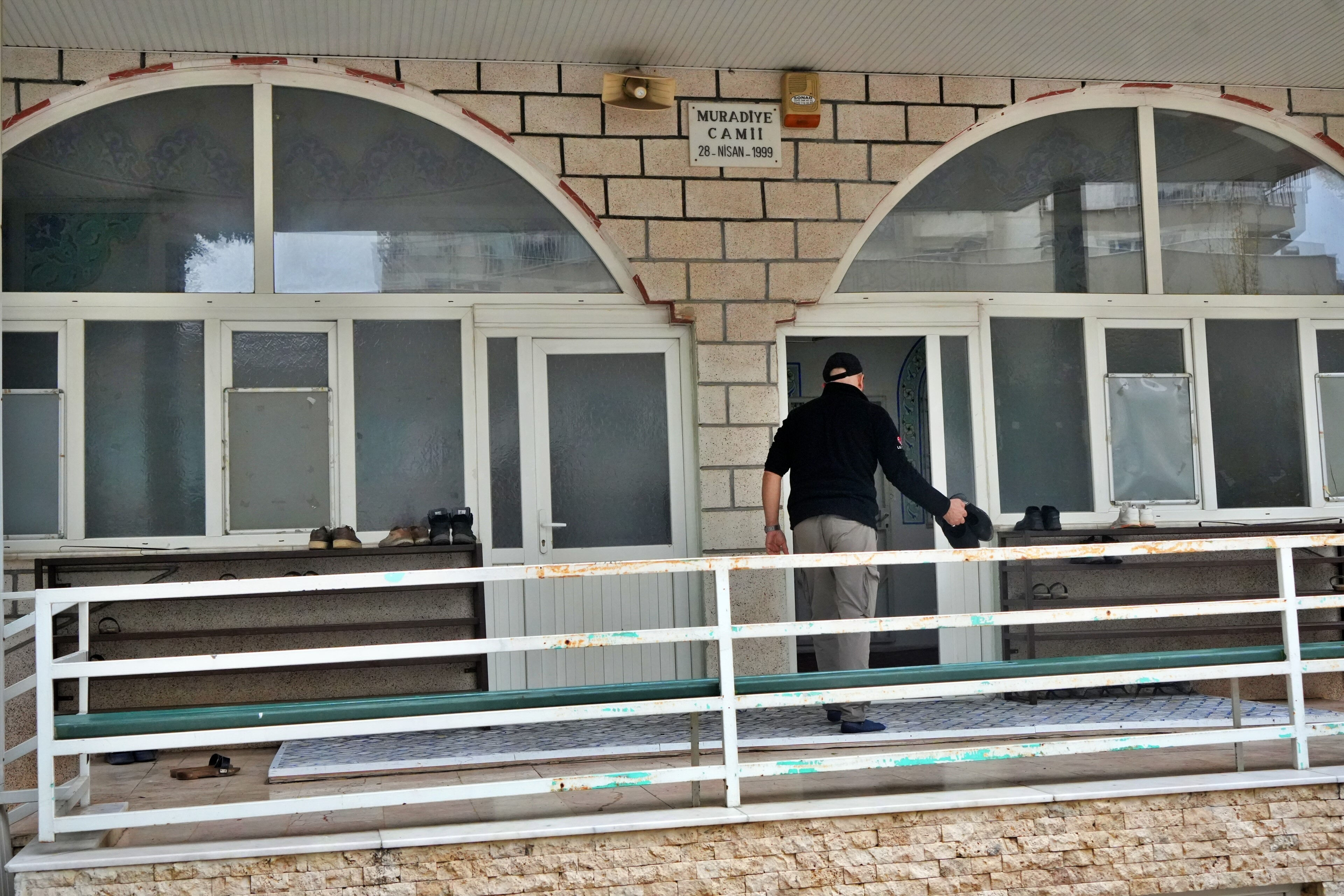 Madde bağımlıları Muradiye Camisi'ne musallat oldu! İmamı dövüp, ateş yaktılar - 2. Resim