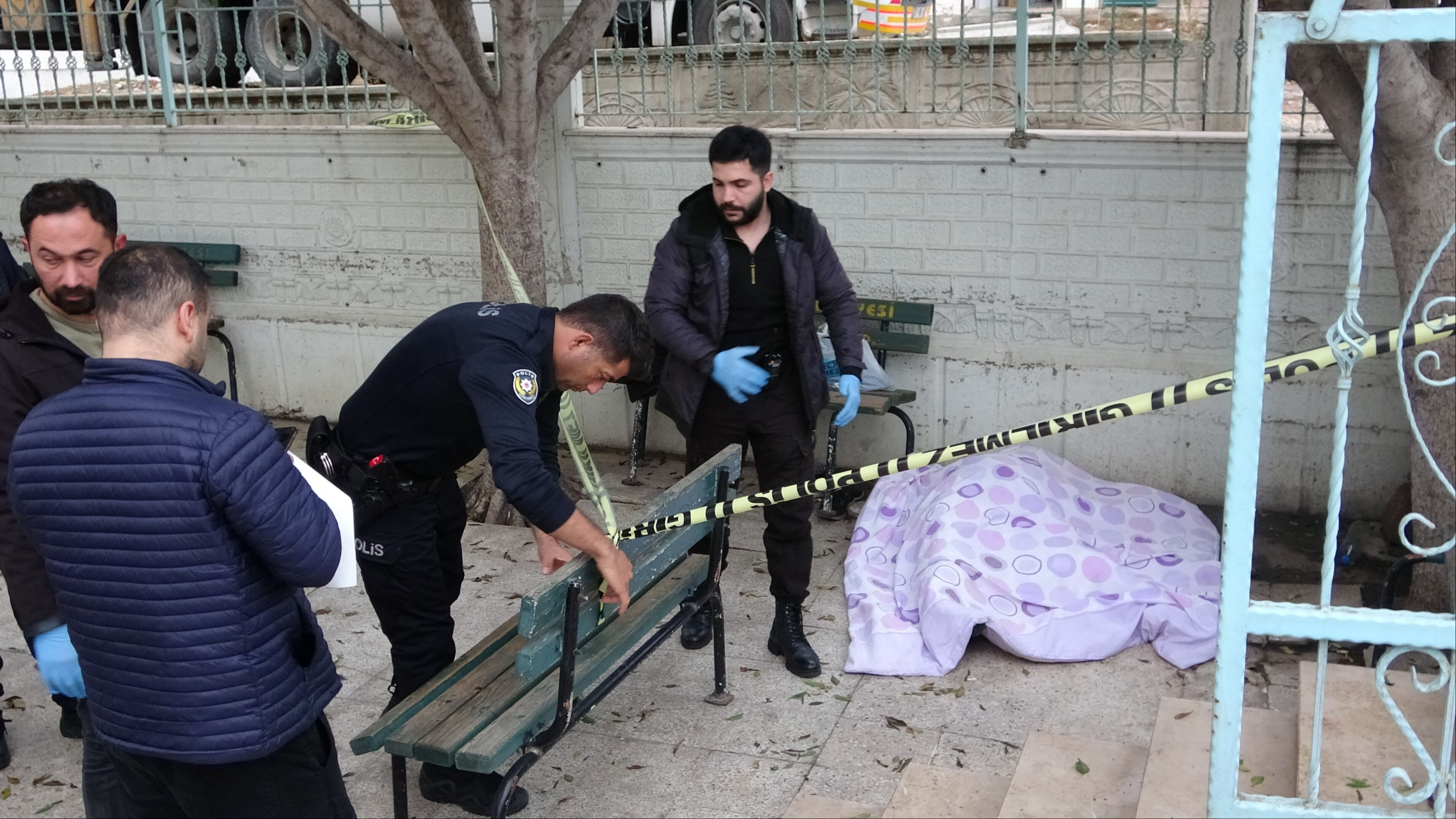 Madde bağımlıları Muradiye Camisi'ne musallat oldu! İmamı dövüp, ateş yaktılar - 1. Resim