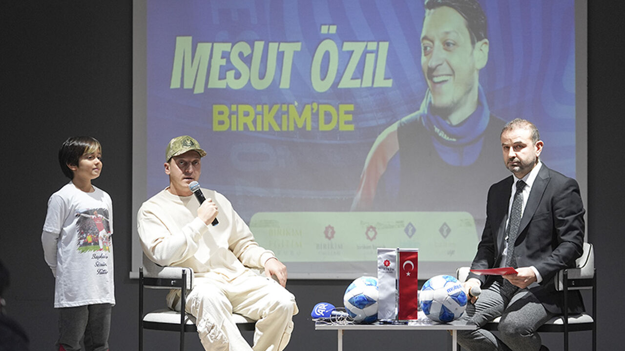 Mesut Özil'i okula getiren seçim! 'Arda Güler' sözleri uzun süre alkışlandı Mesut Özil'i okula getiren seçim! 'Arda Güler' sözleri uzun süre alkışlandı - 1. Resim