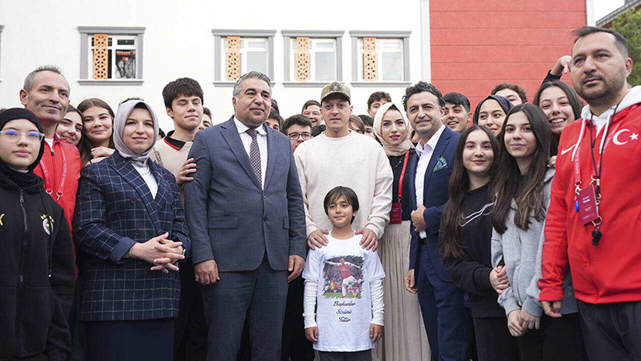 Mesut Özil'i okula getiren seçim! 'Arda Güler' sözleri uzun süre alkışlandı Mesut Özil'i okula getiren seçim! 'Arda Güler' sözleri uzun süre alkışlandı - 2. Resim