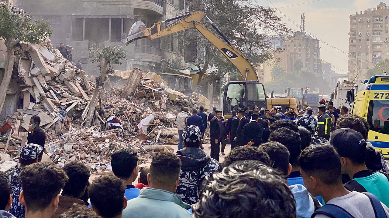 Mısır'da 4 katlı bina çöktü! Enkaz altında kalanlar var - 1. Resim
