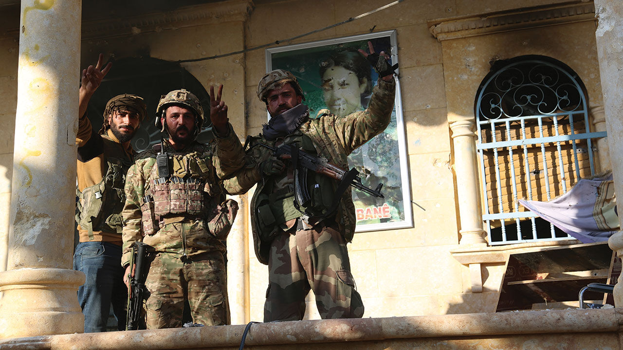 Suriye Milli Ordusu Menbiç'i PKK'dan temizliyor! Tünellerden çıkmayanlar etkisiz hale getirildi Suriye Milli Ordusu Menbiç'i PKK'dan temizliyor! Tünellerden çıkmayanlar etkisiz hale getirildi - 3. Resim