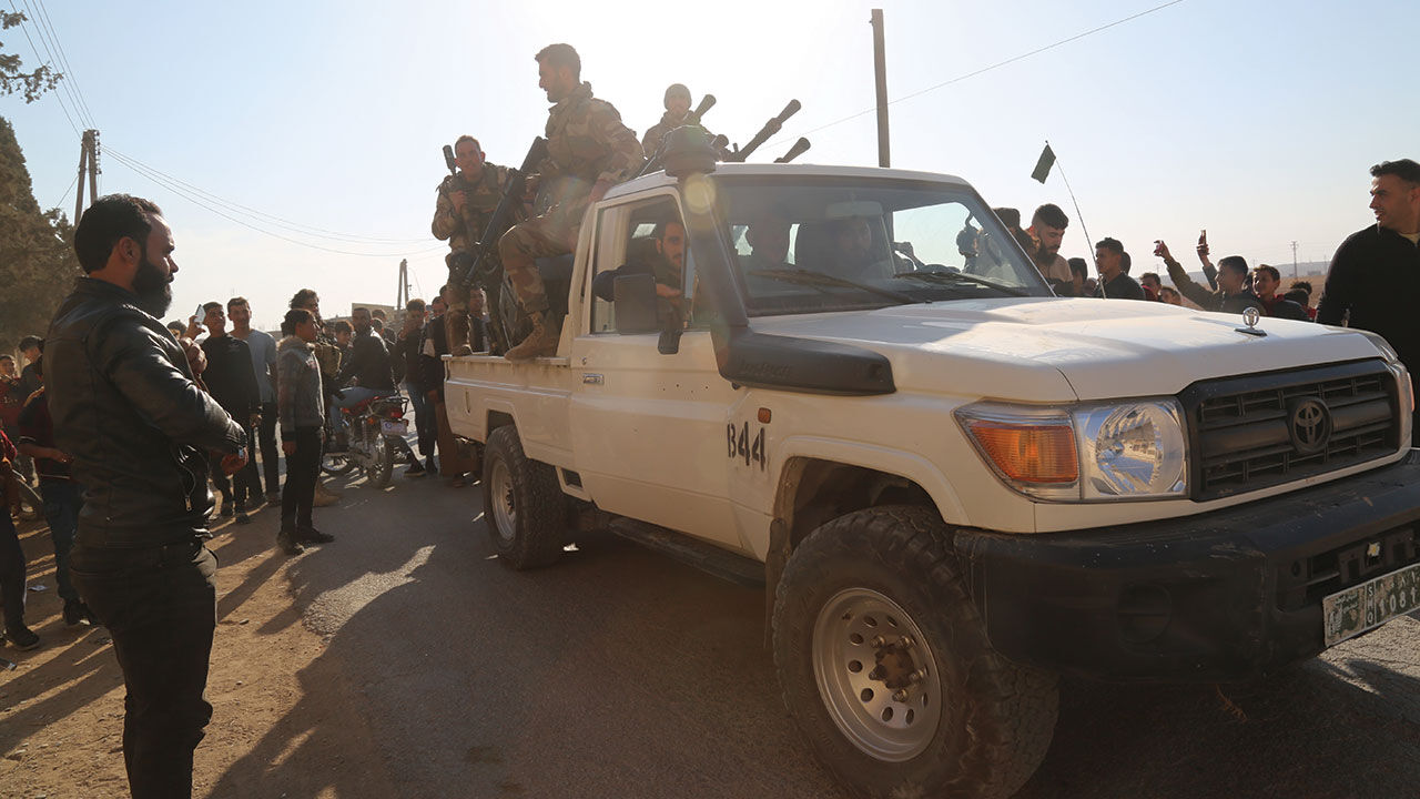 Suriye Milli Ordusu Menbiç'i PKK'dan temizliyor! Tünellerden çıkmayanlar etkisiz hale getirildi Suriye Milli Ordusu Menbiç'i PKK'dan temizliyor! Tünellerden çıkmayanlar etkisiz hale getirildi - 1. Resim