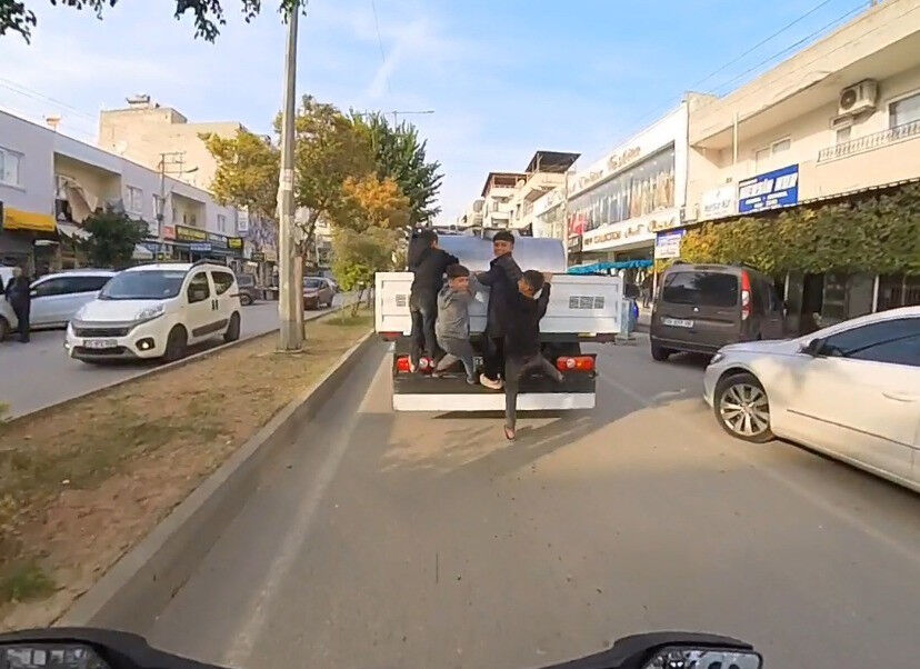 Yürekleri ağza getiren anlar kamerada! Kamyonetin arkasına asılan çocukların tehlikeli yolculuğu - 1. Resim