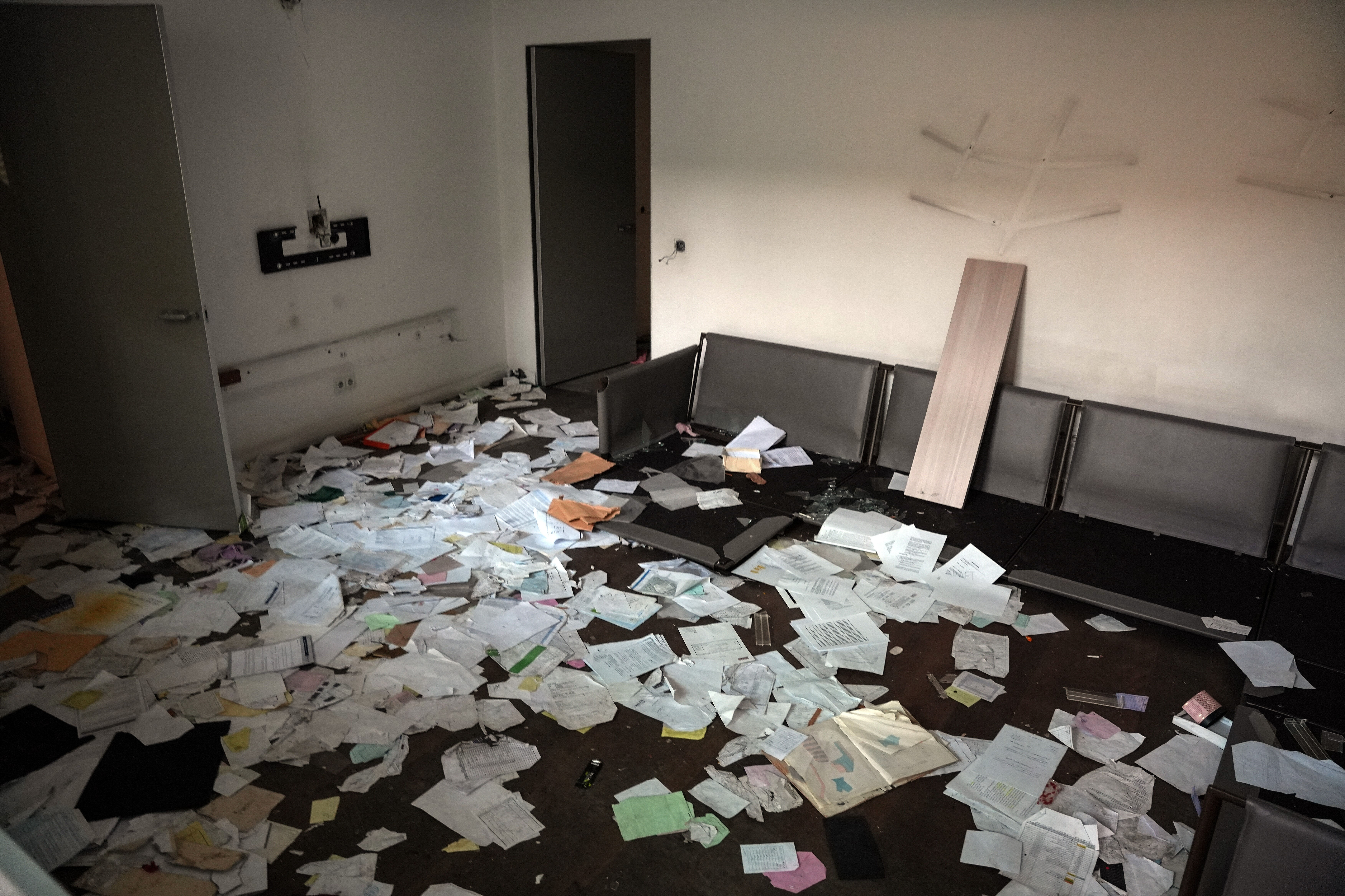 Belgeler etrafa saçılmış! Devrik liderin Esad'ın yaşadığı lüks evde dikkat çeken kareler - 1. Resim