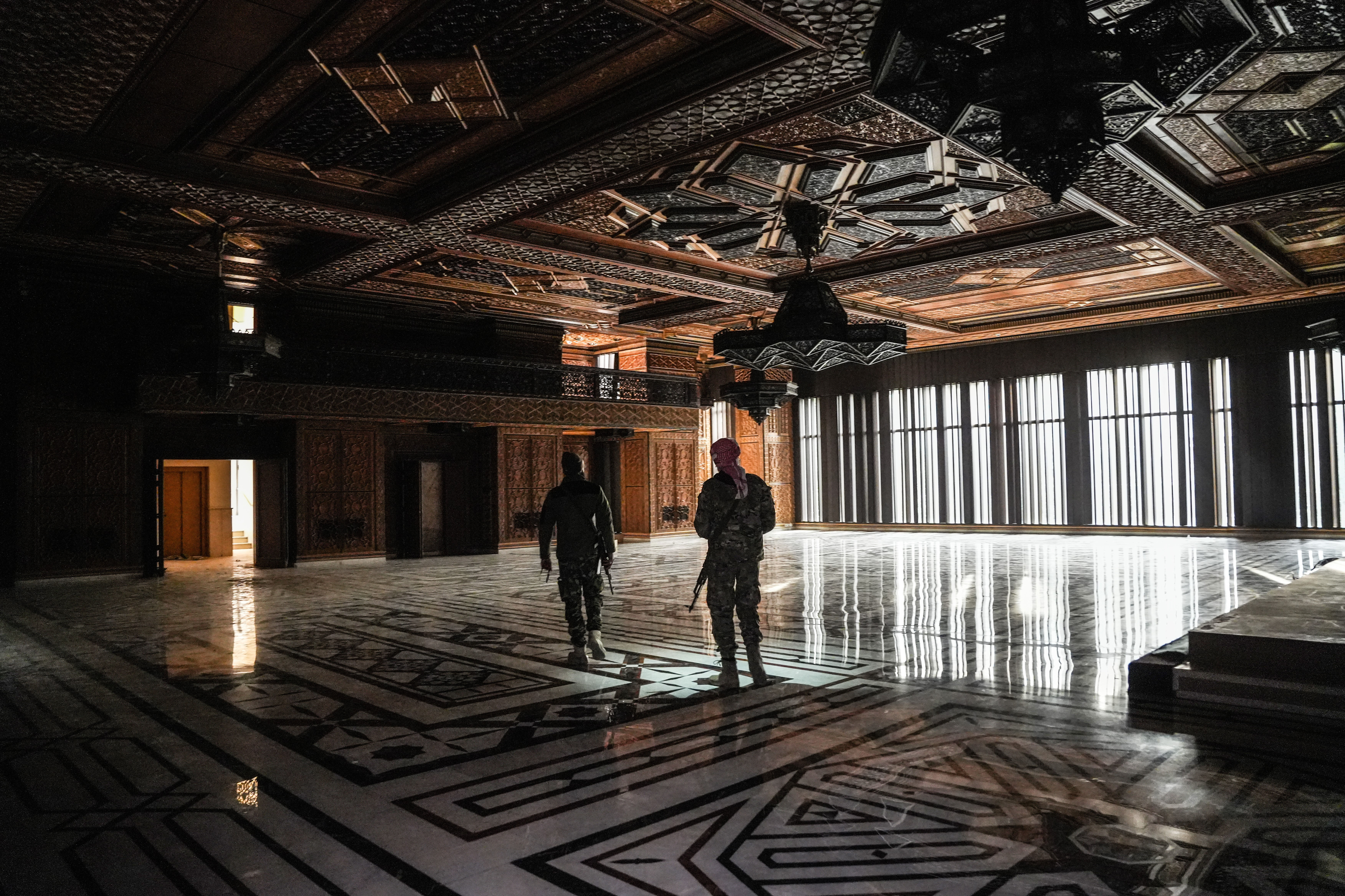 Belgeler etrafa saçılmış! Devrik liderin Esad'ın yaşadığı lüks evde dikkat çeken kareler - 2. Resim