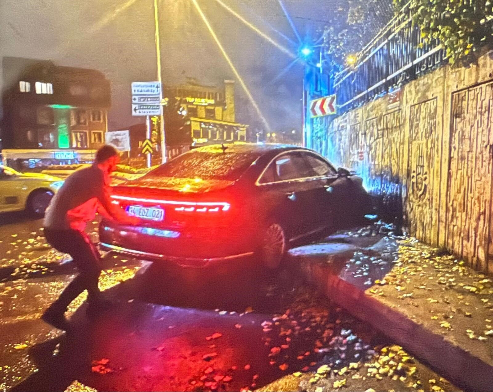 CHP İstanbul Milletvekili Gamze Akkuş İlgezdi'nin kiraladığı araç kazaya çalıştı! Plakayı söküp kaçan sürücü alkollü çıktı - 4. Resim