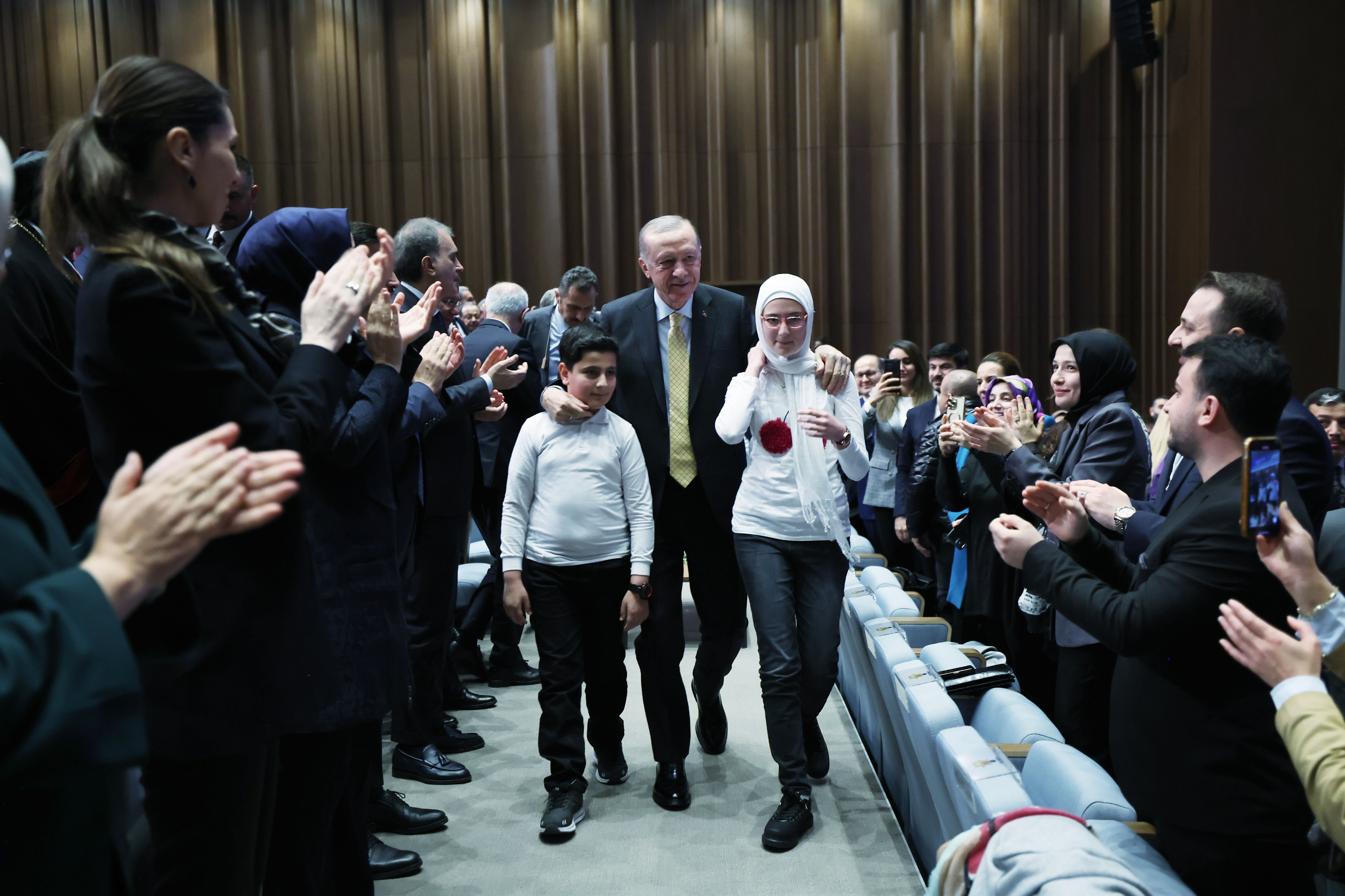 Cumhurbaşkanı Erdoğan mikrofonu Suriyeli çocuklara verdi: Tüm Türkiye'ye helal olsun Cumhurbaşkanı Erdoğan mikrofonu Suriyeli çocuklara verdi: Tüm Türkiye'ye helal olsun - 1. Resim