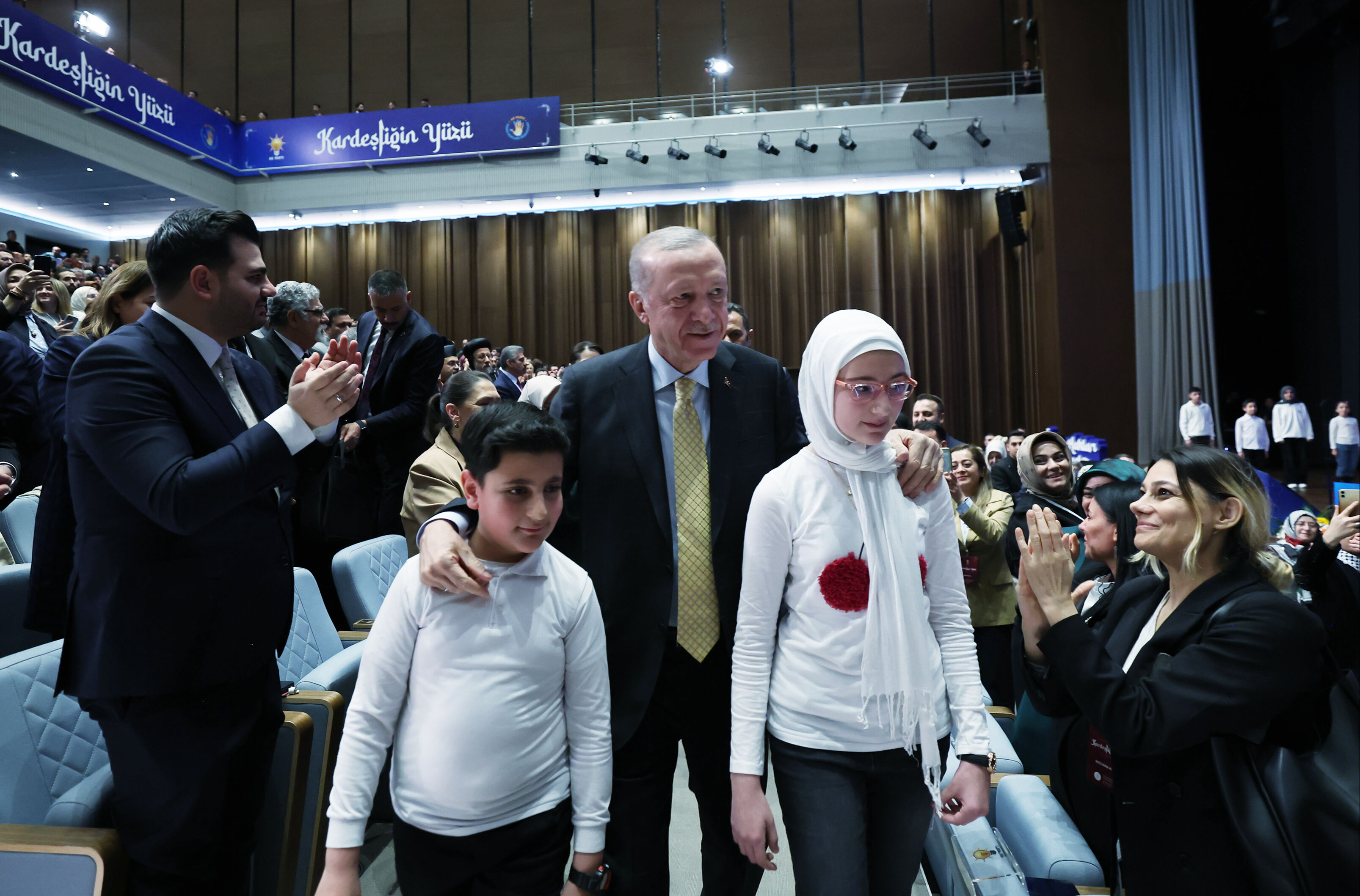 Cumhurbaşkanı Erdoğan mikrofonu Suriyeli çocuklara verdi: Tüm Türkiye'ye helal olsun Cumhurbaşkanı Erdoğan mikrofonu Suriyeli çocuklara verdi: Tüm Türkiye'ye helal olsun - 2. Resim