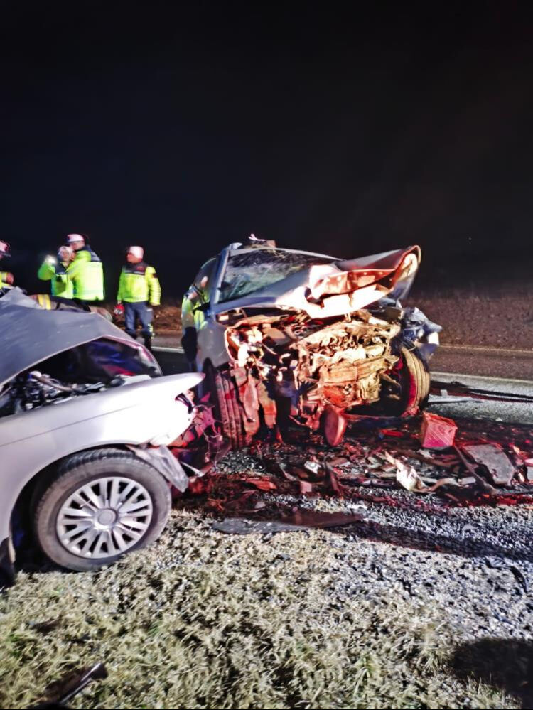 Eskişehir'de can pazarı! İki araç çarpıştı, çok sayıda ölü var - 3. Resim